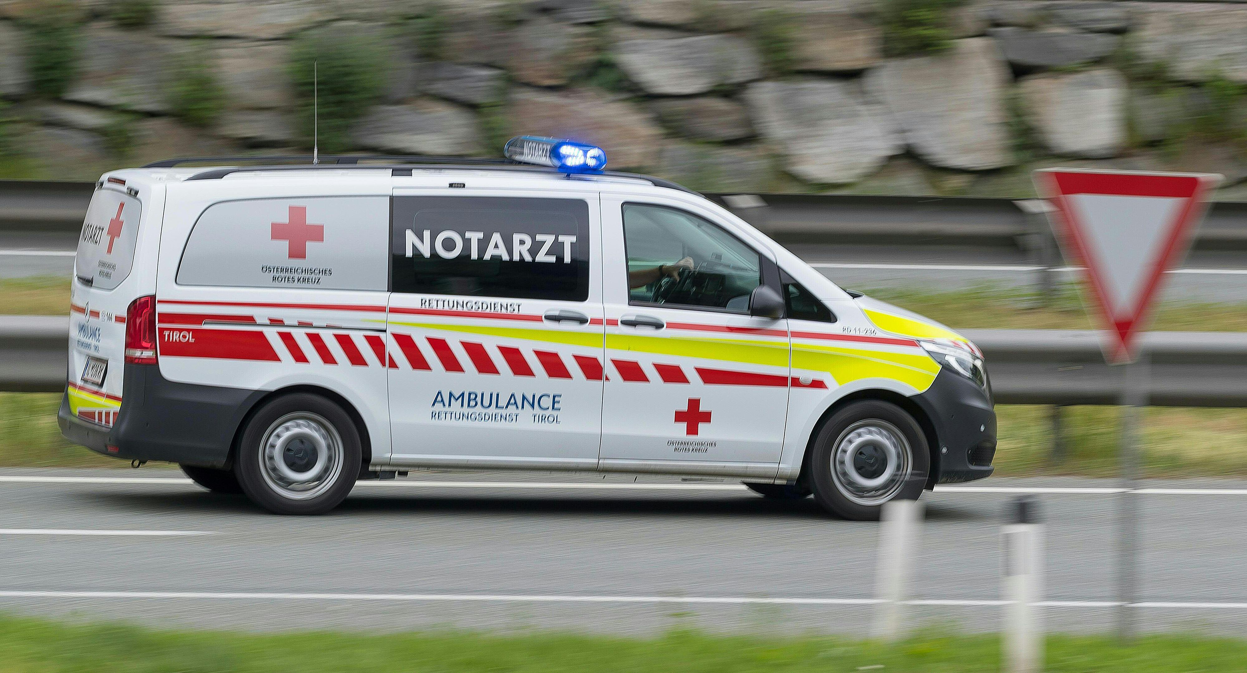 Der Mann wurde vom Notarzt erstversorgt und anschließend ins Spital gebracht. (Symbolbild)