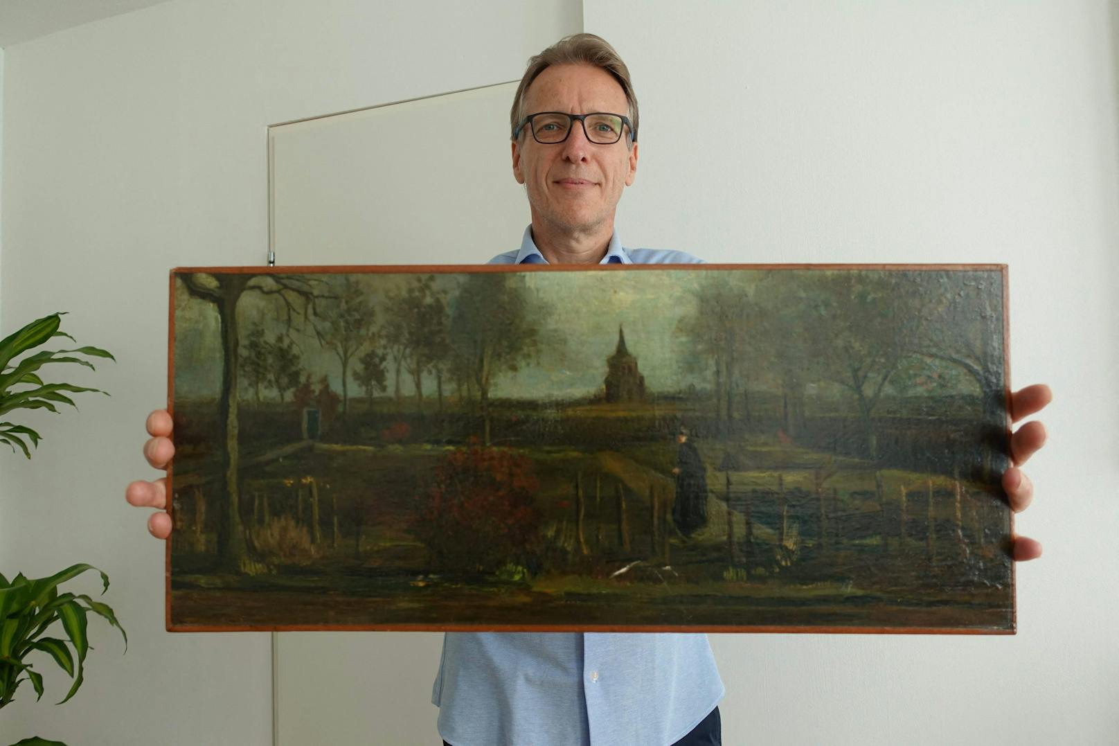 Detektiv Arthur Brand beim Auspacken eines vor Jahren gestohlenen Van Gogh. "Der Pfarrgarten von Nuenen im Frühjahr" ist in einer Ikea-Tasche wieder aufgetaucht.