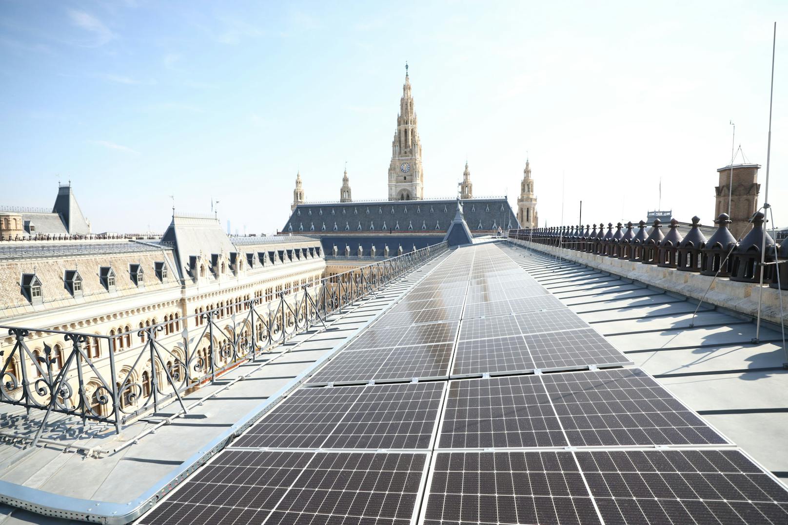 Stadtchef Michael Ludwig und Wohnbaustadträtin Kathrin Gaal besichtigten nun die Photovoltaik-Anlage am Dach des Wiener Rathaus. Ende September geht sie in Betrieb.
