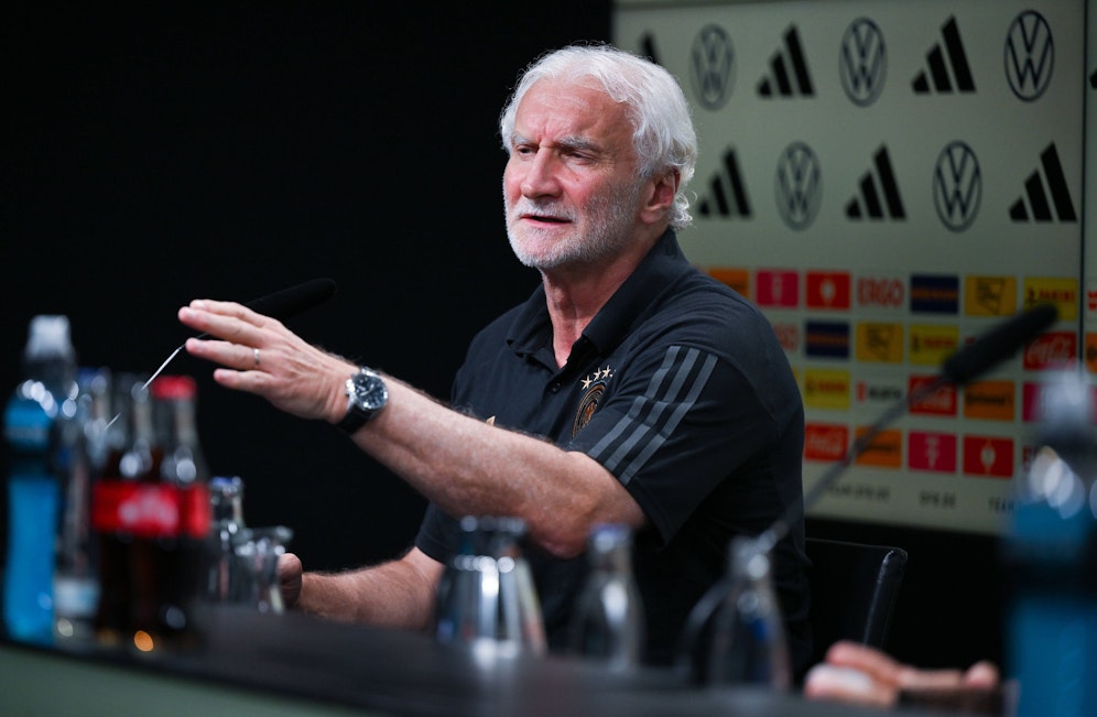 Rudi Völler sitzt gegen Frankreich interimistisch auf der Betreuerbank. 