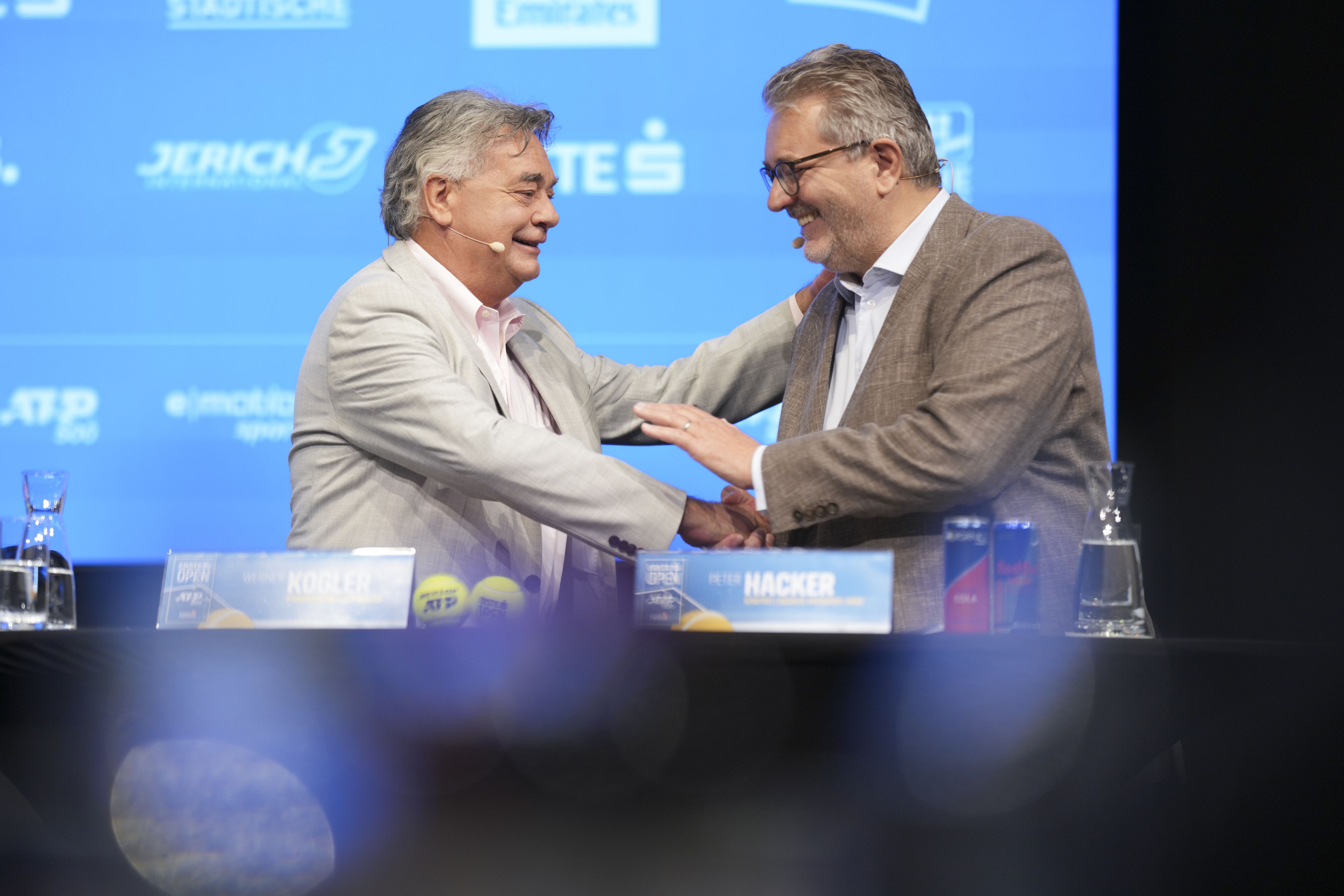 Werner Kogler (Vizekanzler und Sportminister) und Peter Hacker (Sportstadtrat SPÖ) im Rahmen der Pressekonferenz der Erste Bank Open, aufgenommen am Montag, 11. September 2023.