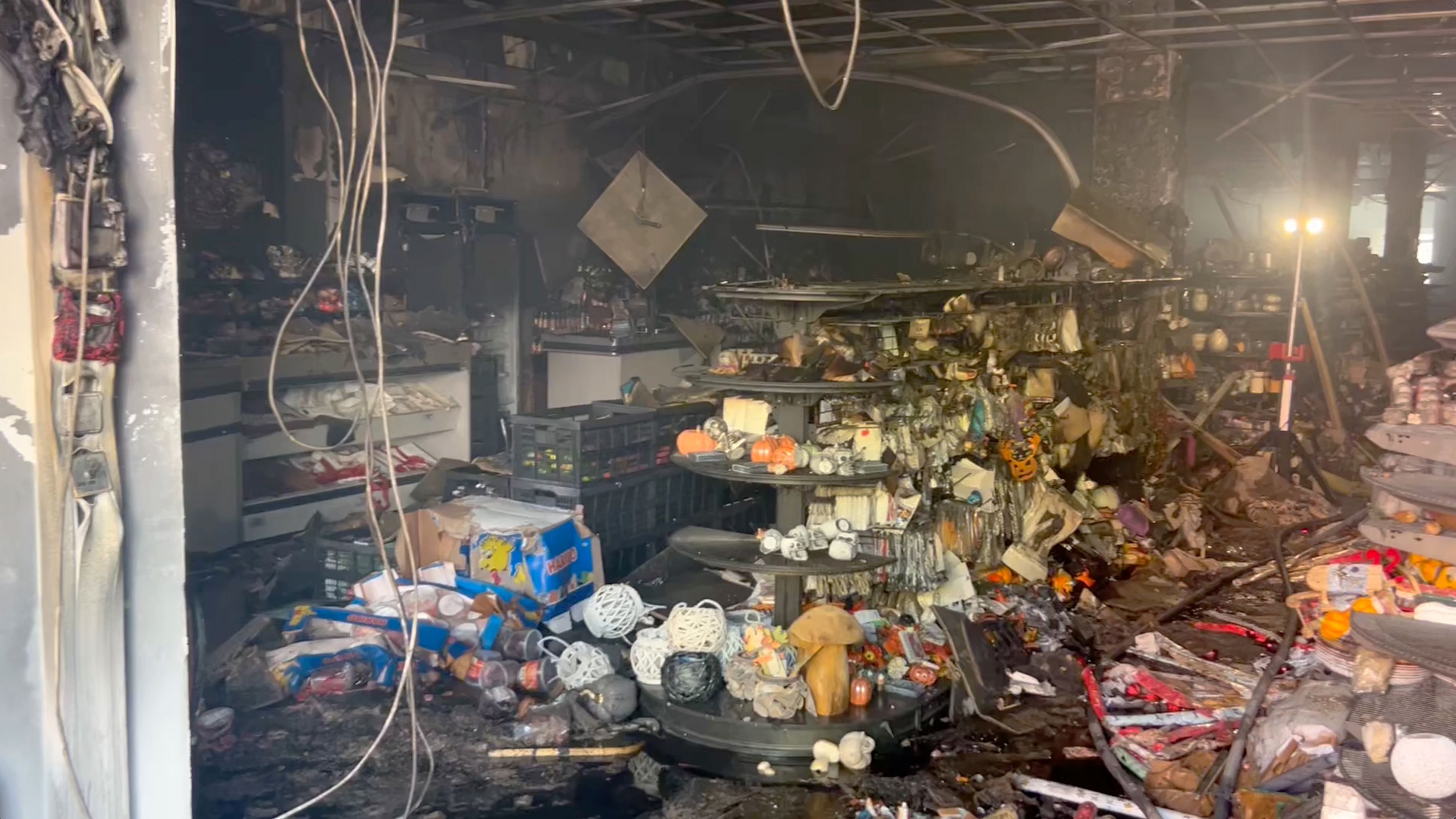 Am 11. September 2023 brannte eine TEDi-Filiale in einem Einkaufszentrum in Wörgl (T) völlig aus. Jetzt sucht die Polizei nach Zeugen und äußert einen schlimmen Verdacht.