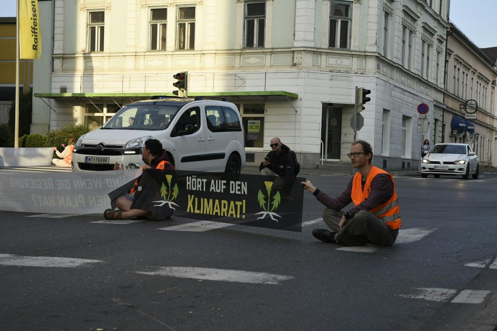 Mittwochfrüh protestierten mehrere Klima-Aktivisten in Knittelfeld.