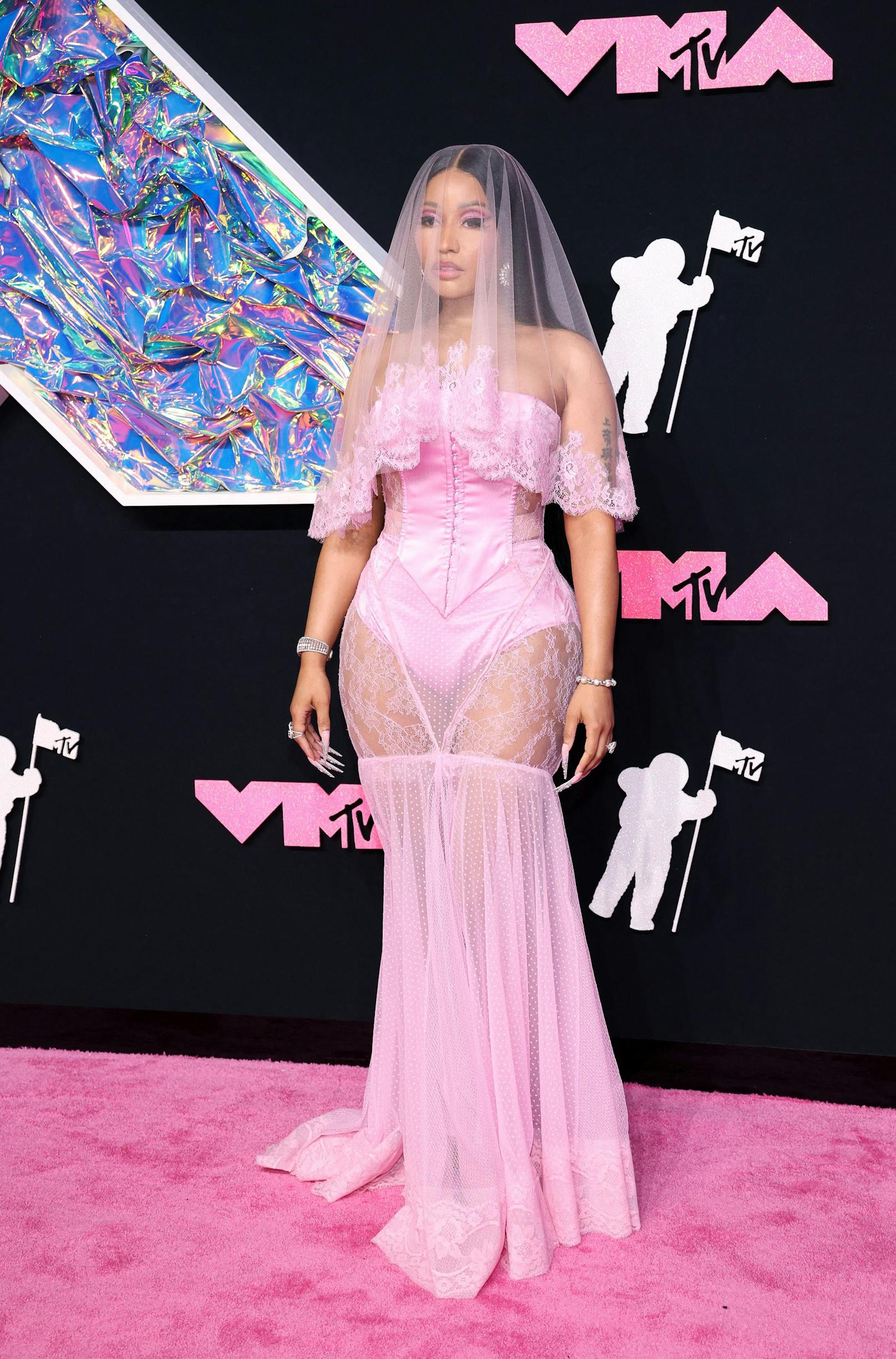 Nicki Minaj tat es ihr gleich und trug Rosa von Dolce&amp;Gabbana.