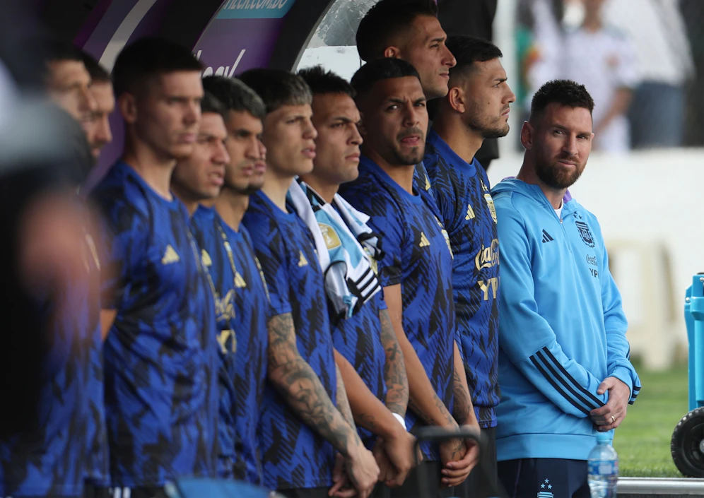 Ein ungewohntes Bild: Messi nur Ersatz bei Argentinien.