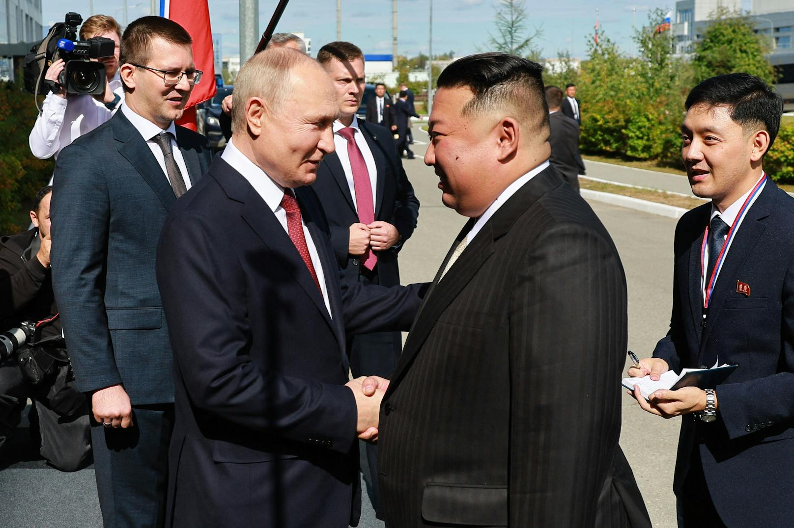 Der nordkoreanische Staatschef Kim Jong-un und der russische Präsident Wladimir Putin sind zu einem Treffen im Kosmodrom von Wostotschny, dem Weltraumbahnhof in der Amur-Region nahe der Grenze zu China, eingetroffen.