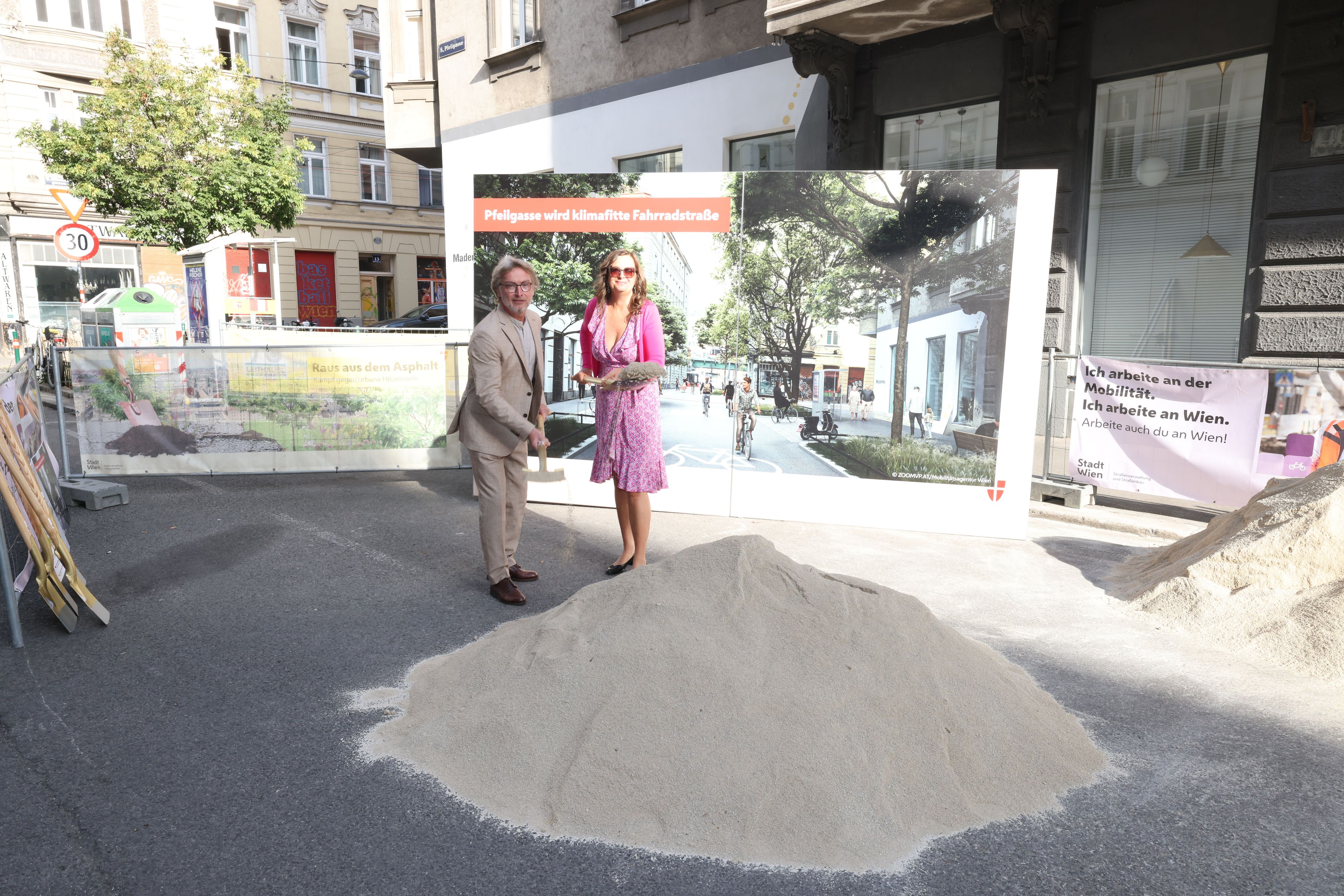 Bezirksvorsteher Martin Fabisch (Grüne) und Planungsstadträtin Ulli Sima (SPÖ) beim Spatenstich für den Umbau in der Pfeilgasse.