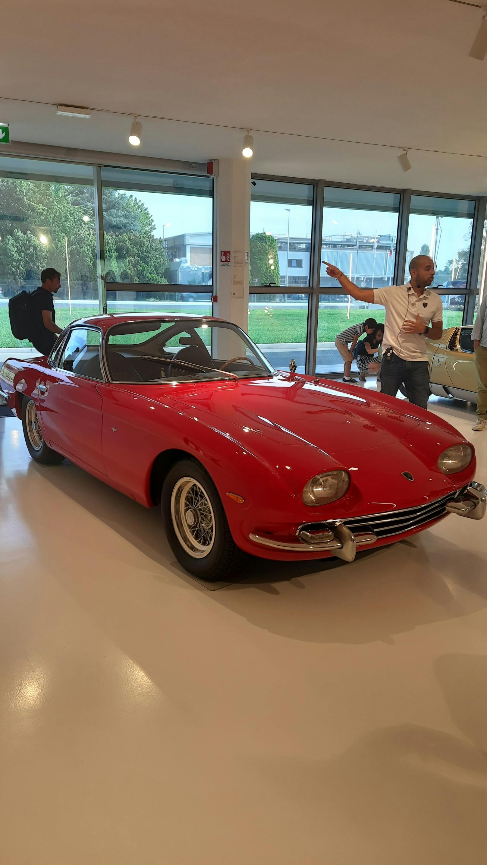 Hier begann Lamborghinis Geschichte im Automobilbau: 1963 startete man mit Prototypen. Ein Jahr später kam der 350 GT (im Bild) auf den Markt. In drei Jahren endstanden 120 Exemplare. Leistung: 280 PS aus einem V12-Motor. Top-Speed: 260 km/h.
