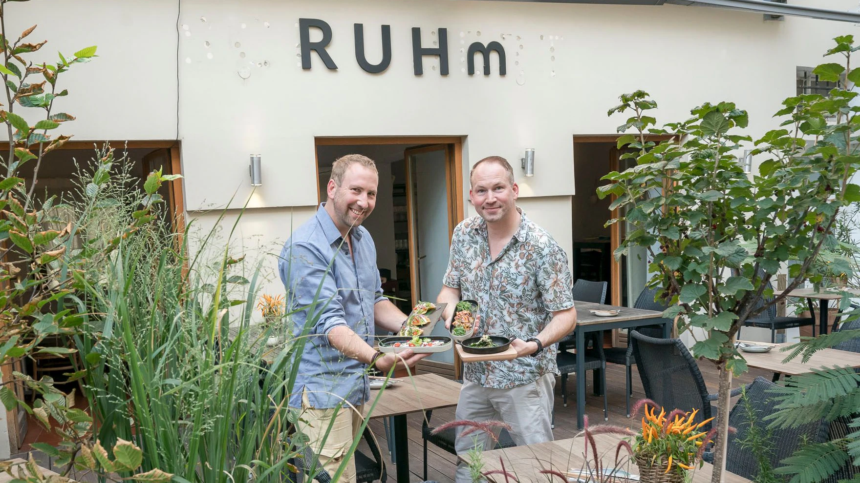 die gebrüder ruhm in ihrem lokal zentruhm in der schreyvogelgasse, 20230912 foto: helmut graf/tageszeitung heute