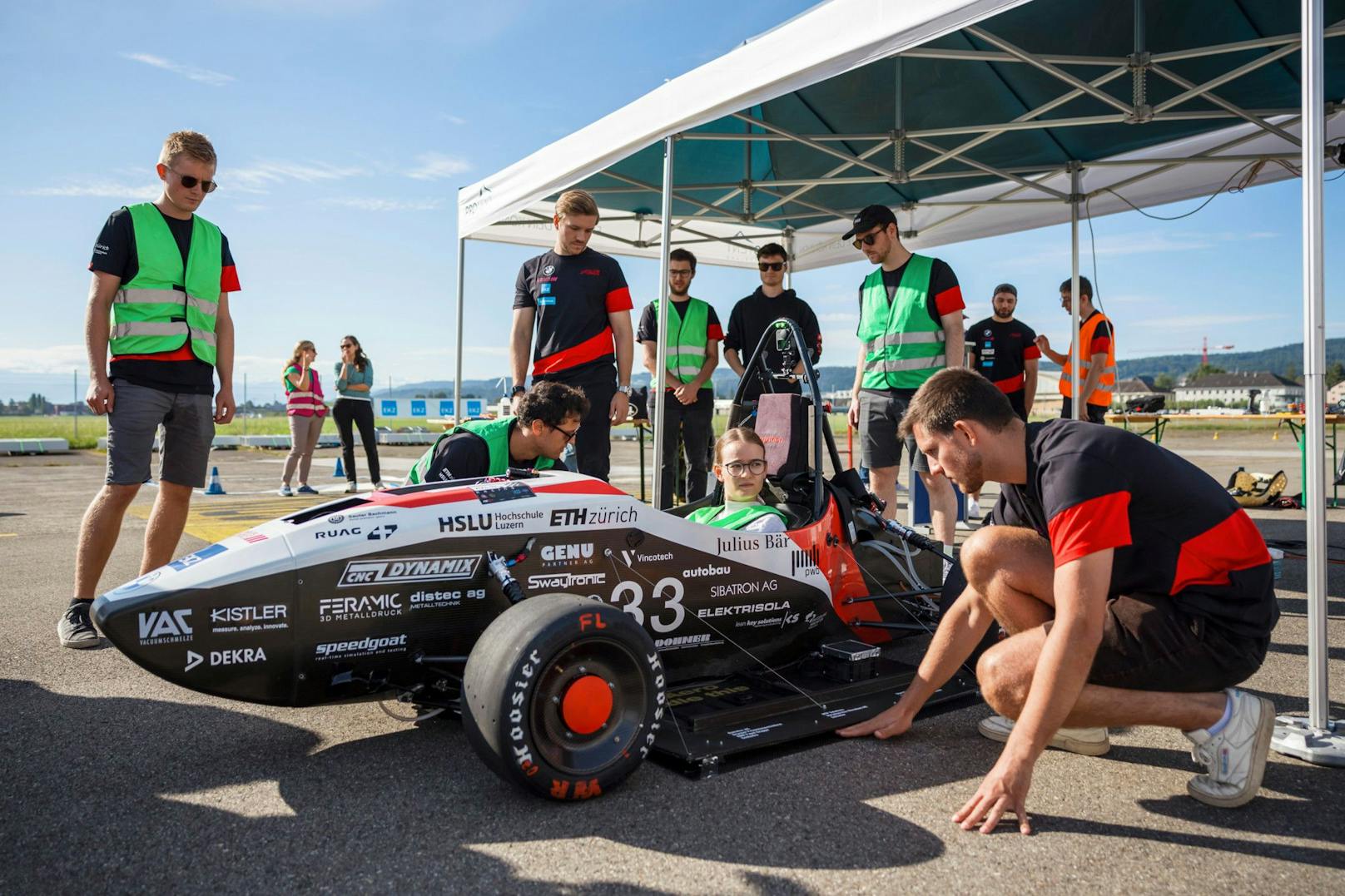 Mit ihrem selbst gebauten E-Rennwagen "Mythen" ist es einem Schweizer Studententeam erstmals gelungen, ein Elektrofahrzeug in unter einer Sekunde von 0 auf 100 km/h zu beschleunigen.