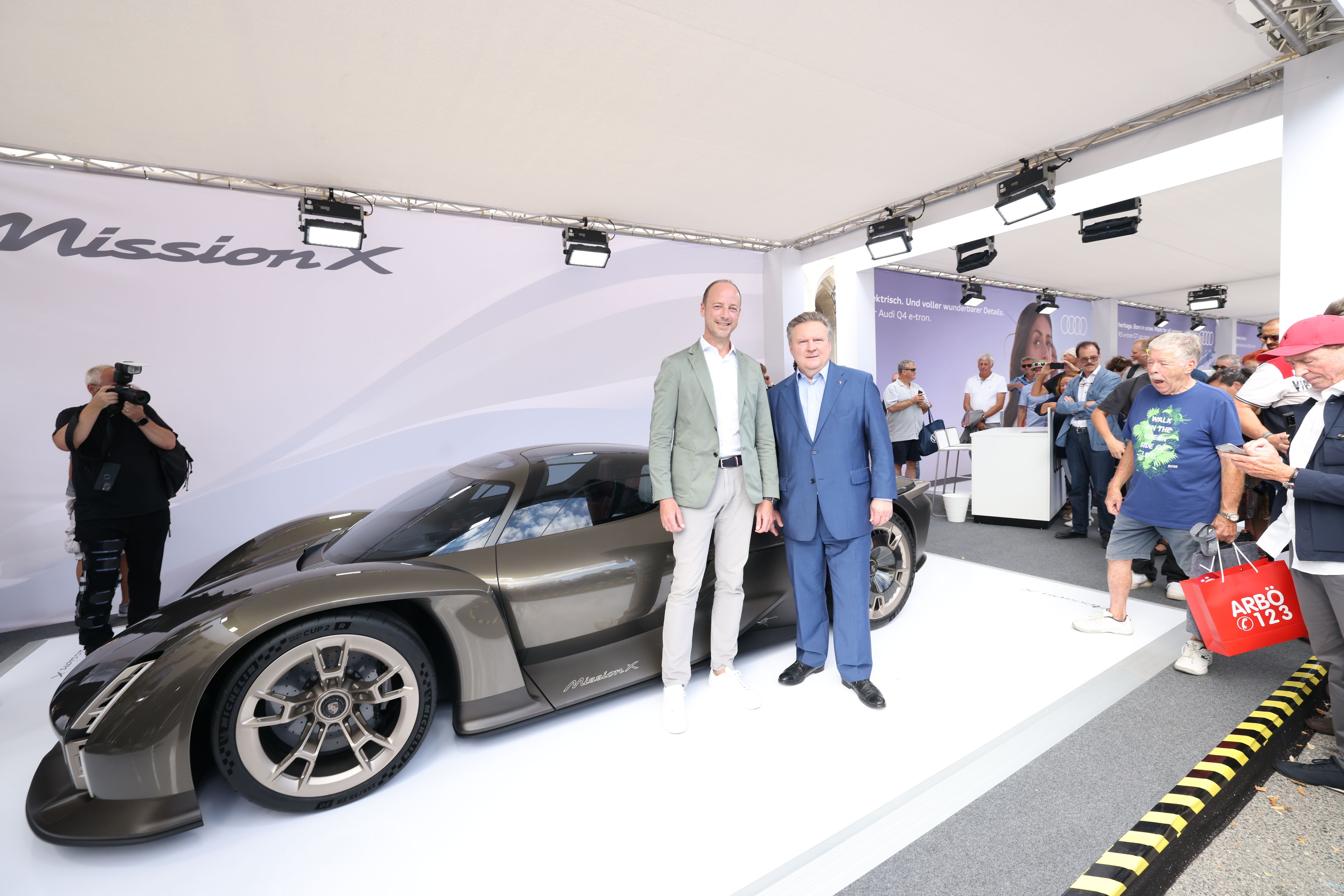 Bürgermeister Michael Ludwig (SP) bei der Eröffnung der Elektro Tage mit Porsche-Marketingchef Jürgen Lenzeder.