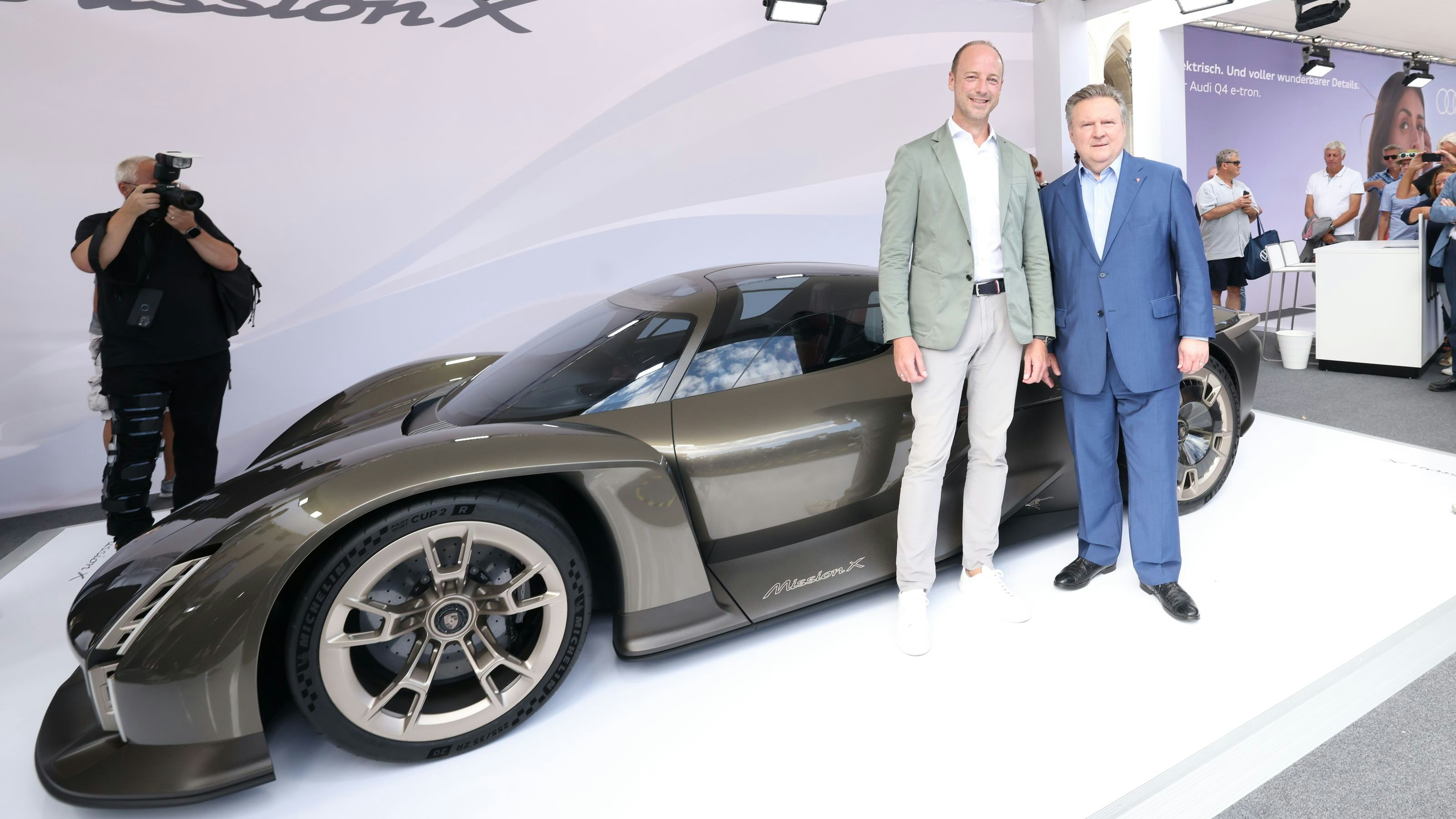 Bürgermeister Michael Ludwig (SP) bei der Eröffnung der Elektro Tage mit Porsche-Marketingchef Jürgen Lenzeder.