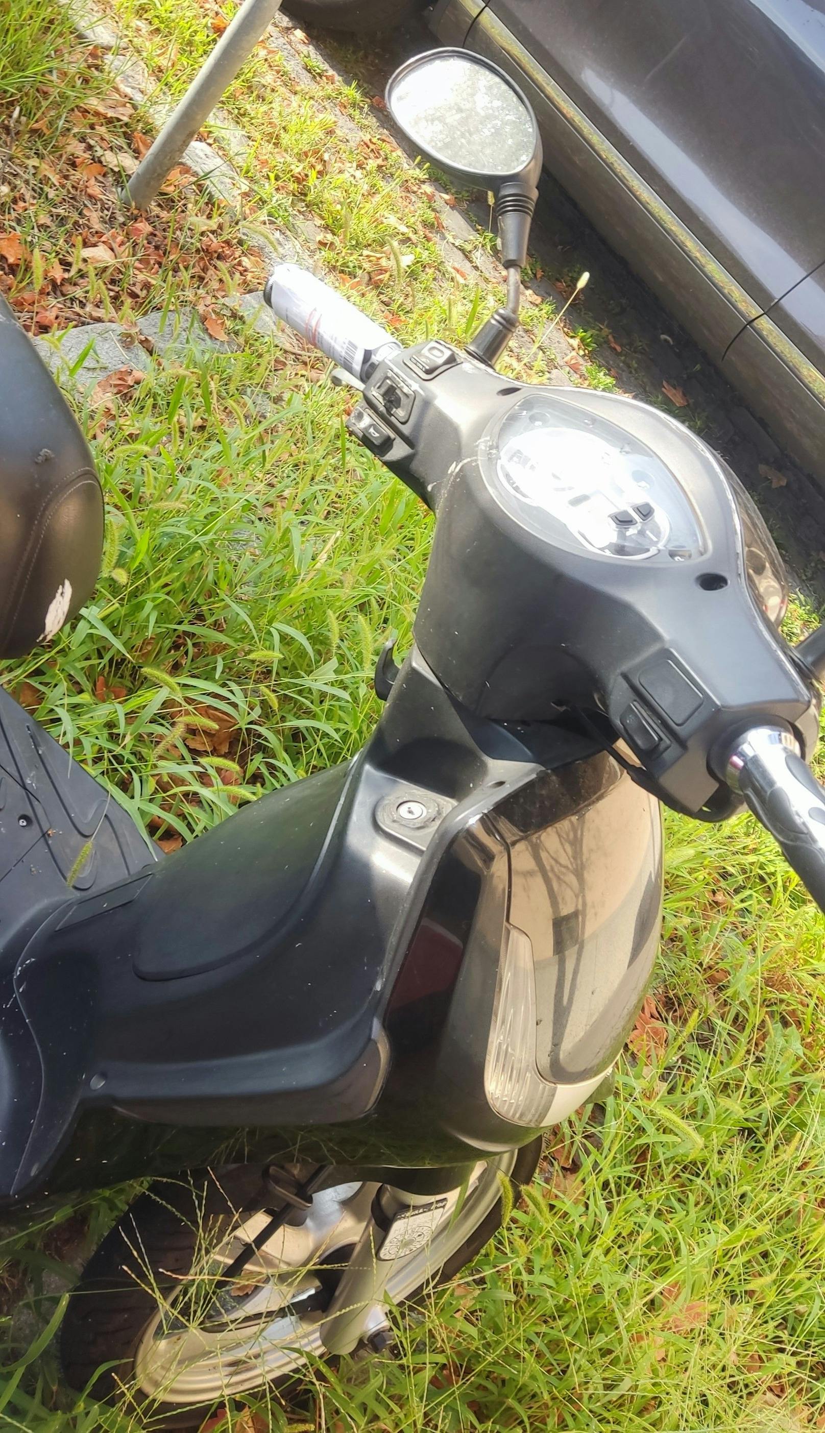Ein Moped wurde nämlich abgestraft – obwohl der Zweiräder offensichtlich rechtskonform abgestellt wurde.