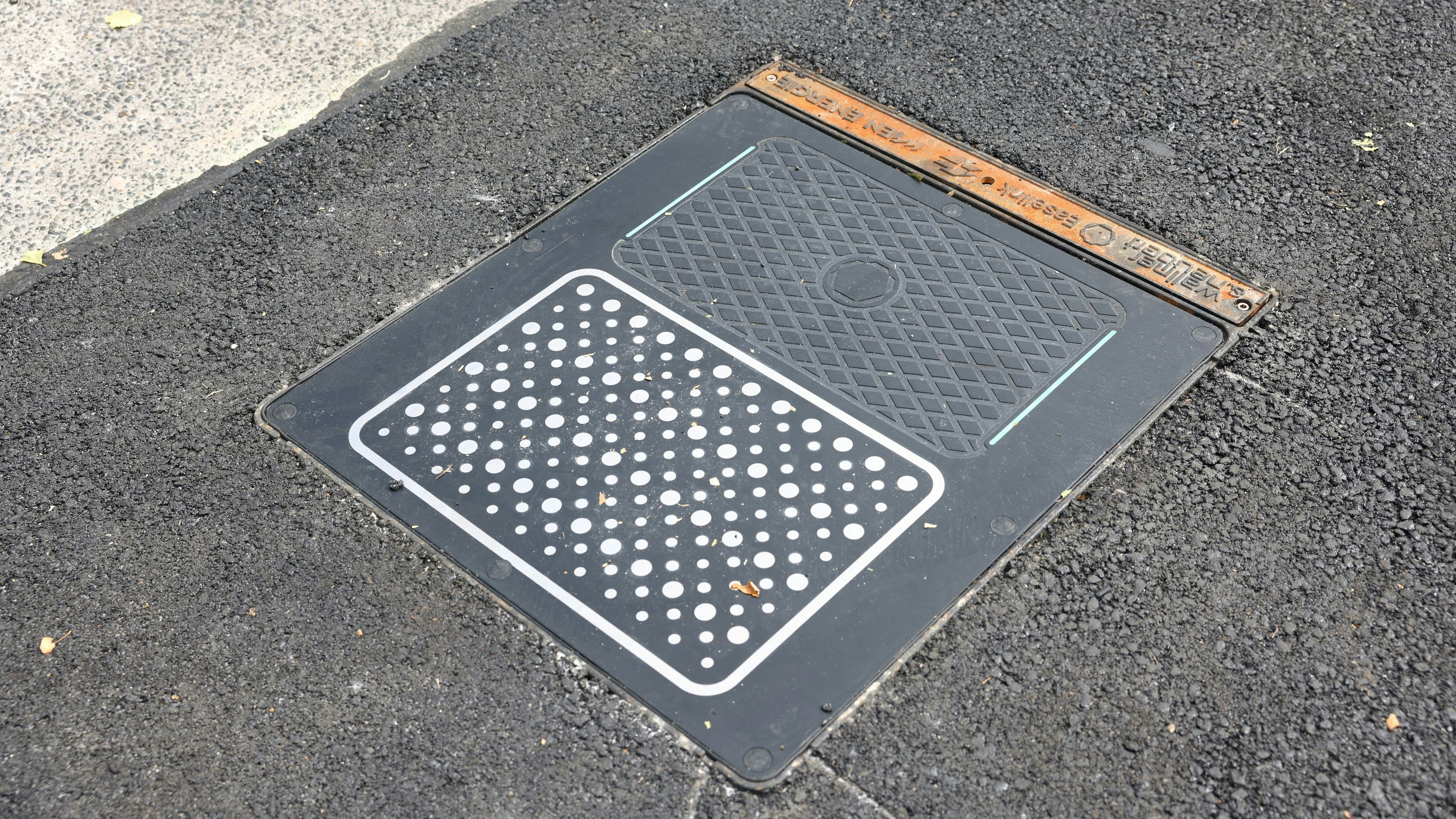 E-Taxi wird von Bodenplatte geladen.