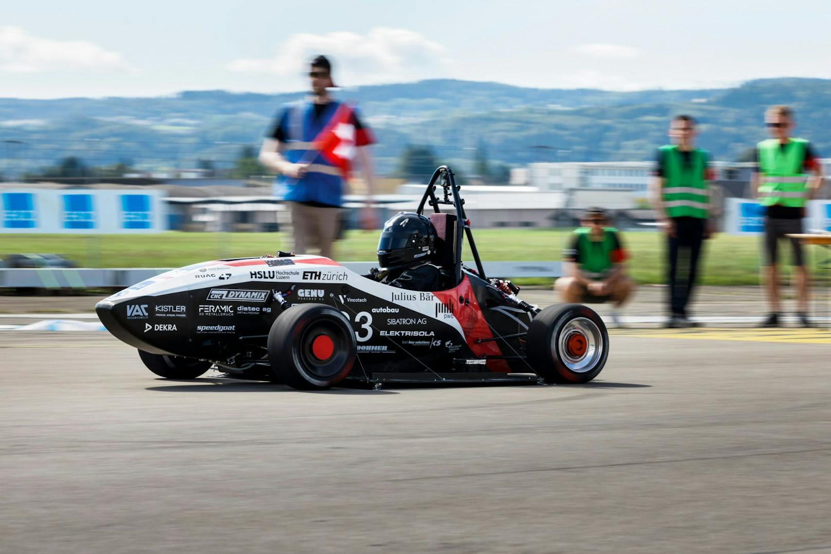 Mit ihrem selbst gebauten E-Rennwagen "Mythen" ist es einem Schweizer Studententeam erstmals gelungen, ein Elektrofahrzeug in unter einer Sekunde von 0 auf 100 km/h zu beschleunigen.