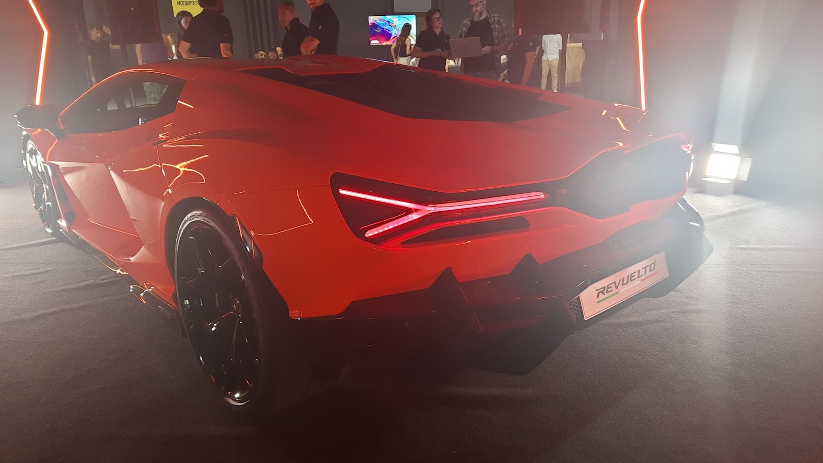 Der Revuelto ist mit dem neuen Lichtdesign eindeutig als der neue "große" Lamborghini erkennbar.