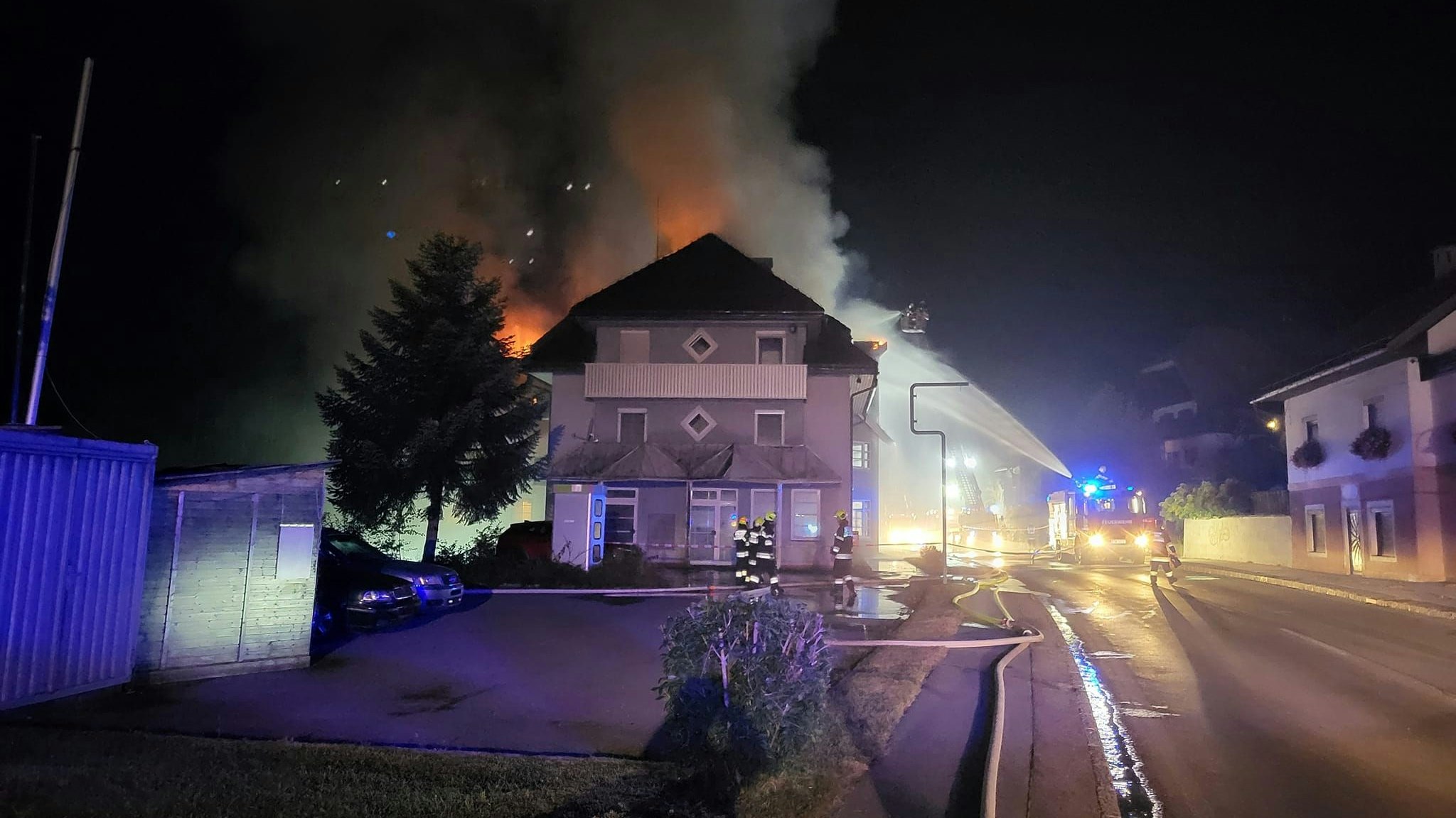 Das Dach eines Mehrparteienhauses brannte lichterloh.