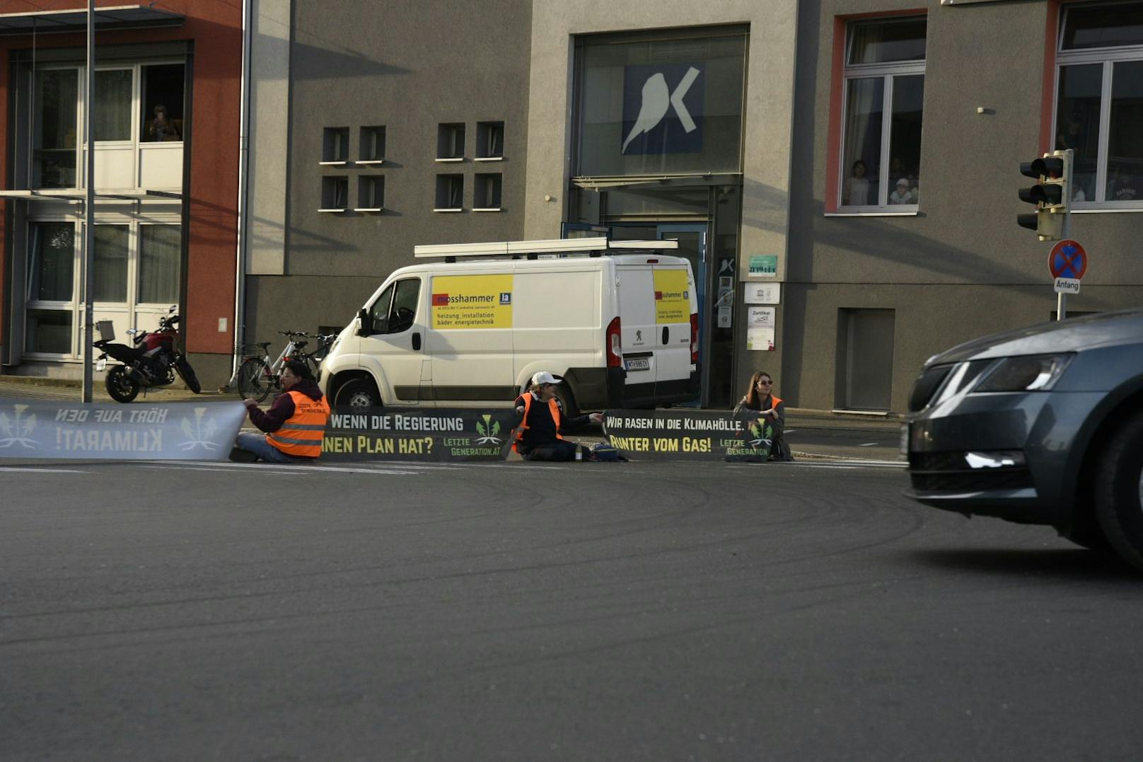 Mehrere Aktivisten setzten sich in der steirischen Stadt auf die Straße.