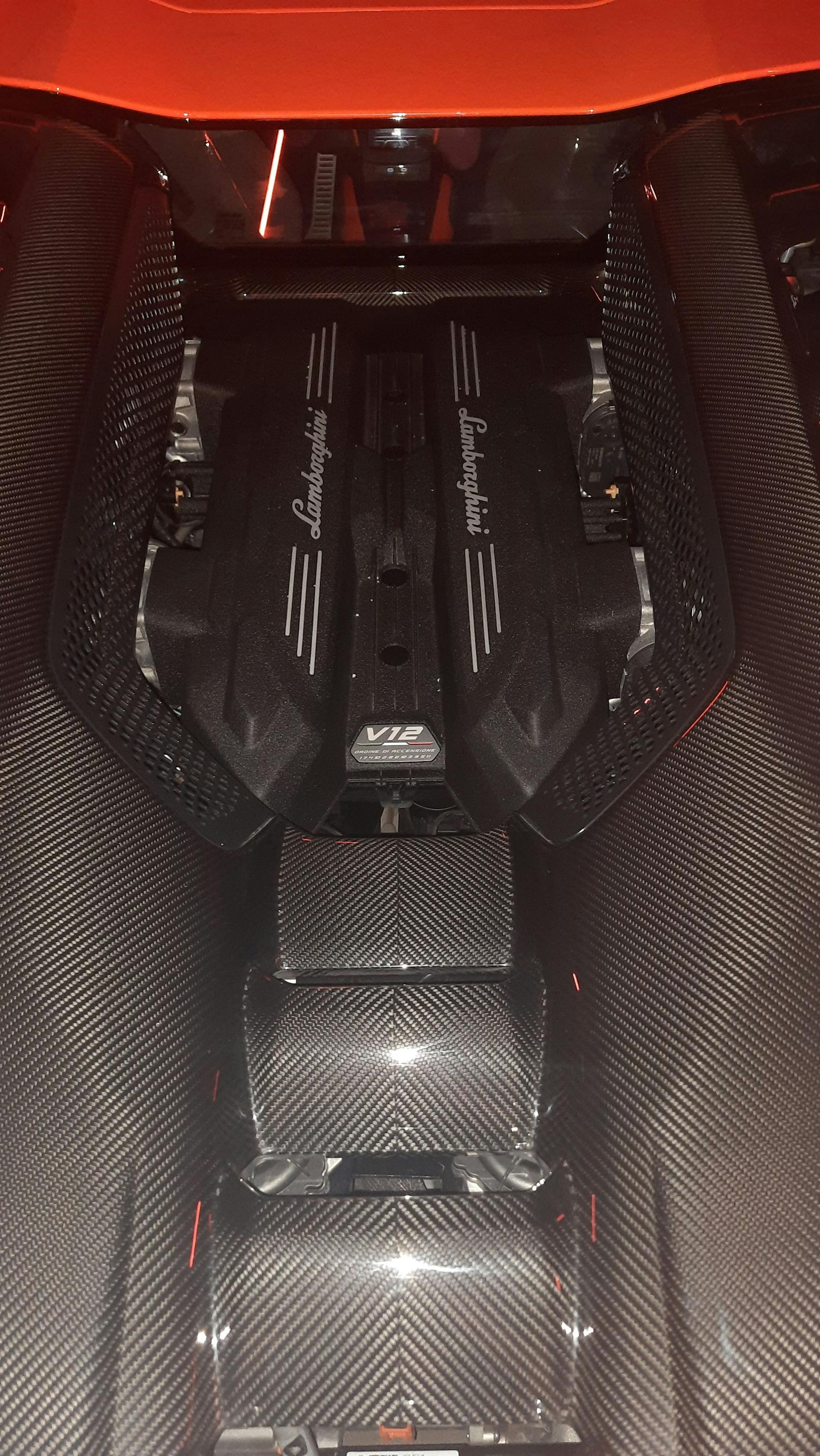 Der V12 mit Hybrid-Technik wird offen zur Schau gestellt.