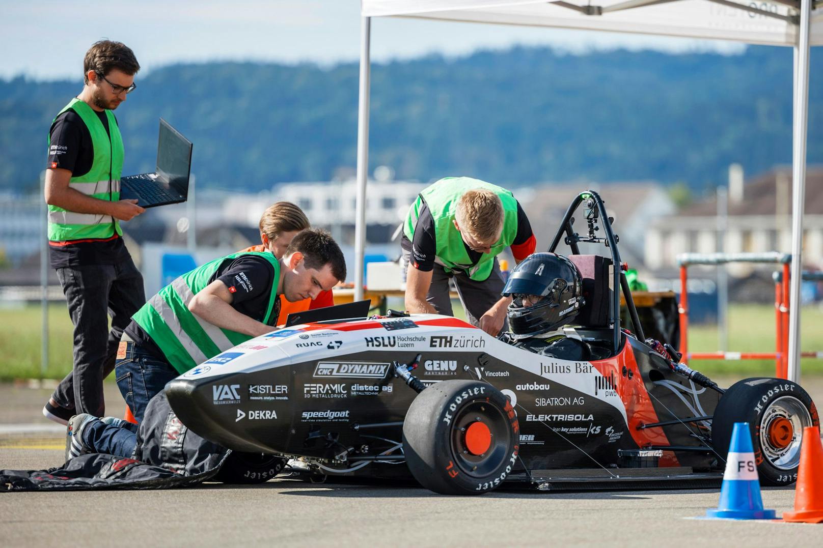 Mit ihrem selbst gebauten E-Rennwagen "Mythen" ist es einem Schweizer Studententeam erstmals gelungen, ein Elektrofahrzeug in unter einer Sekunde von 0 auf 100 km/h zu beschleunigen.