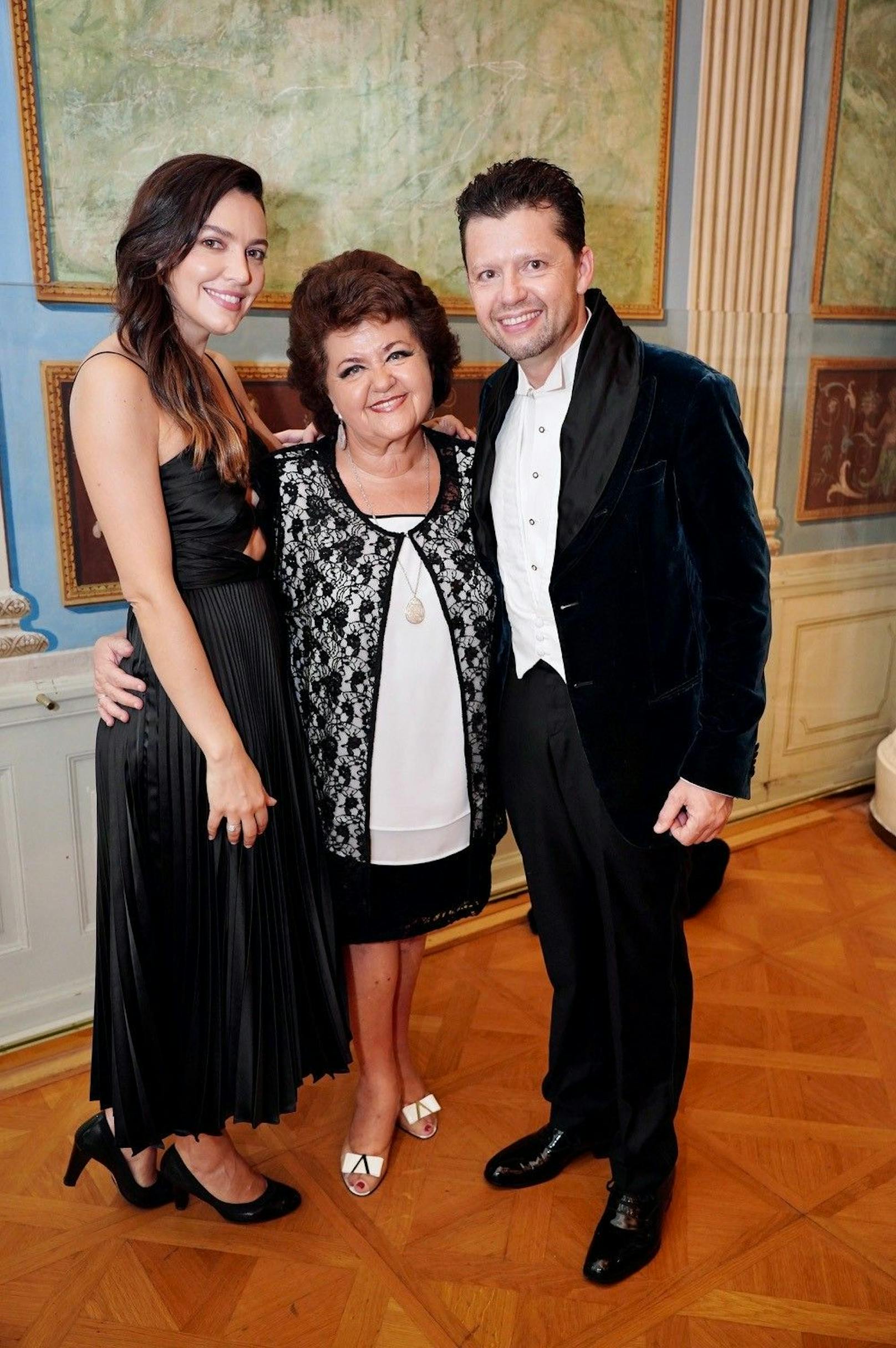 Julian Rachlin (rechts) gemeinsam mit seiner Mutter Mutter Sophia Rachlin (Mitte) und Ehefrau Sarah McElravy