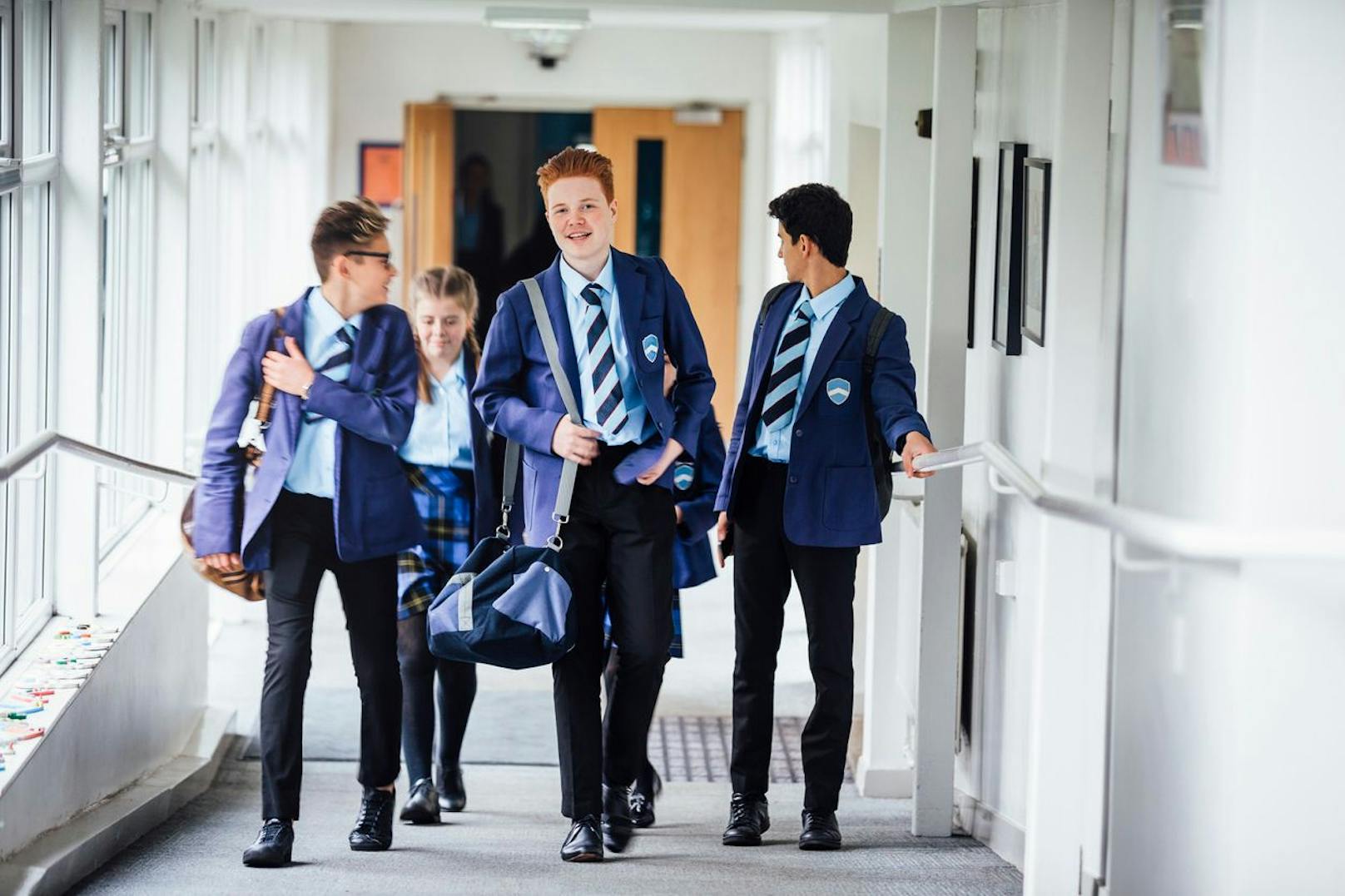 Schuluniformen sind in manchen Schulen Pflicht.