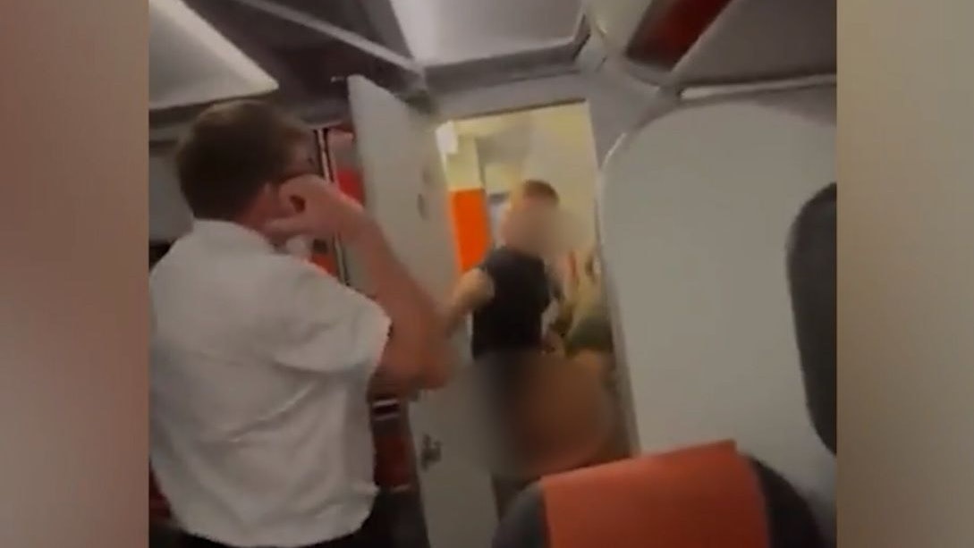 Das junge Paar wurde beim Liebesakt erwischt – und gestört.