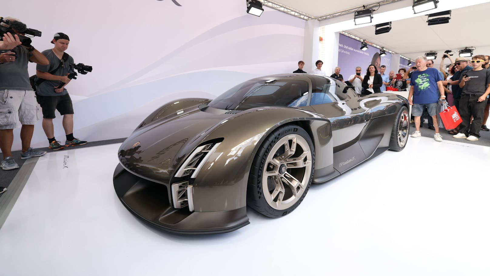 Am Rathausplatz enthüllt: Der Porsche Mission X Concept