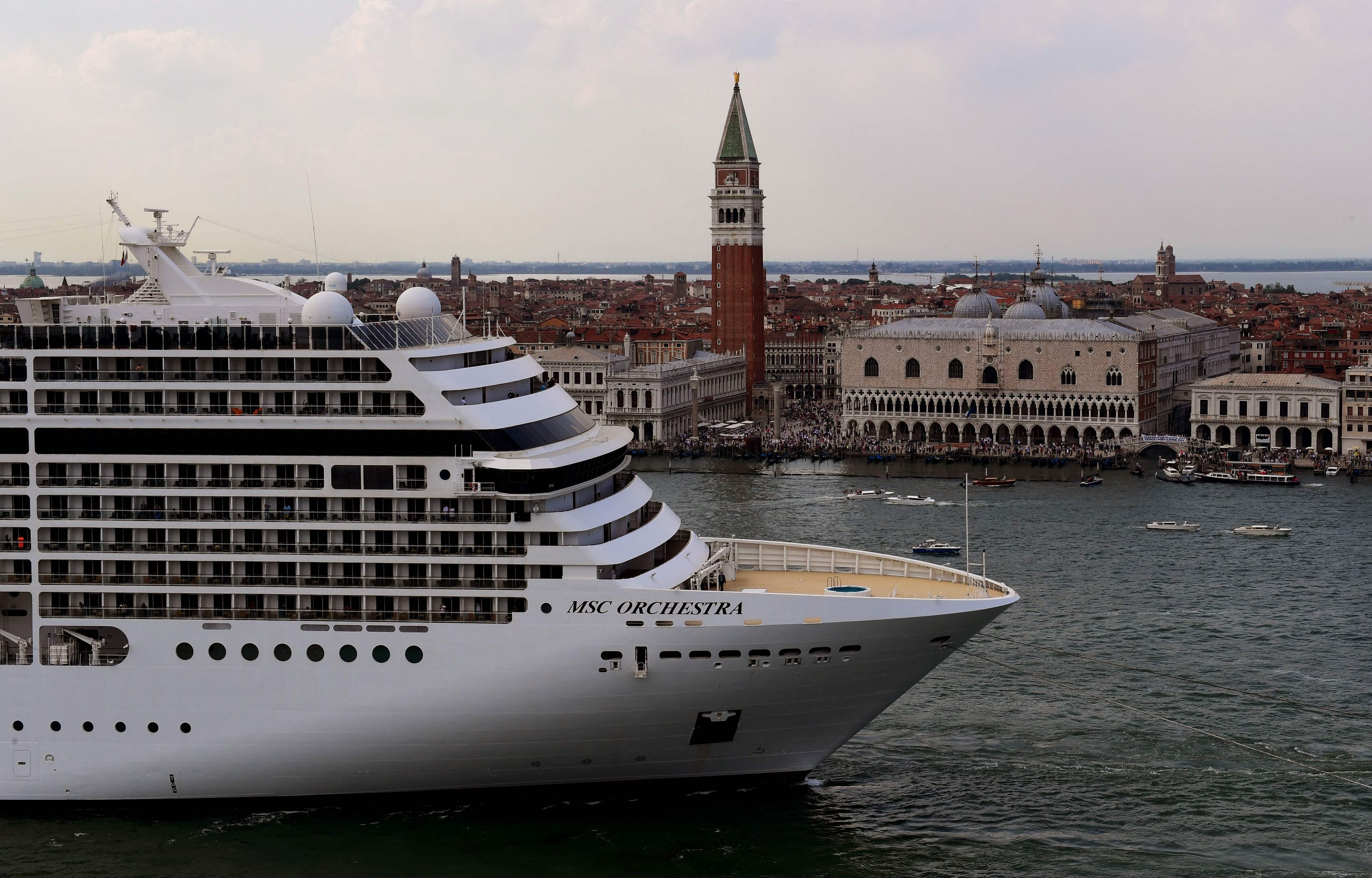 Download von www.picturedesk.com am 13.09.2023 (14:28).  (FILES) In this file photo taken on June 05, 2021 tugboats escort the MSC Orchestra cruise ship across the basin past the Bell Tower and the Doge's palace as it leaves Venice. - Large cruise ships will be banned from sailing into the centre of Venice from August 1 amid fears they are causing irreparable damage to the lagoon city, Italy's government said on July 13, 2021. (Photo by Miguel MEDINA / AFP) - 20210605_PD15893 - Rechteinfo: Rights Managed (RM) Nur für redaktionelle Nutzung! Werbliche Nutzung erfordert Freigabe: bitte schicken Sie uns eine Anfrage.