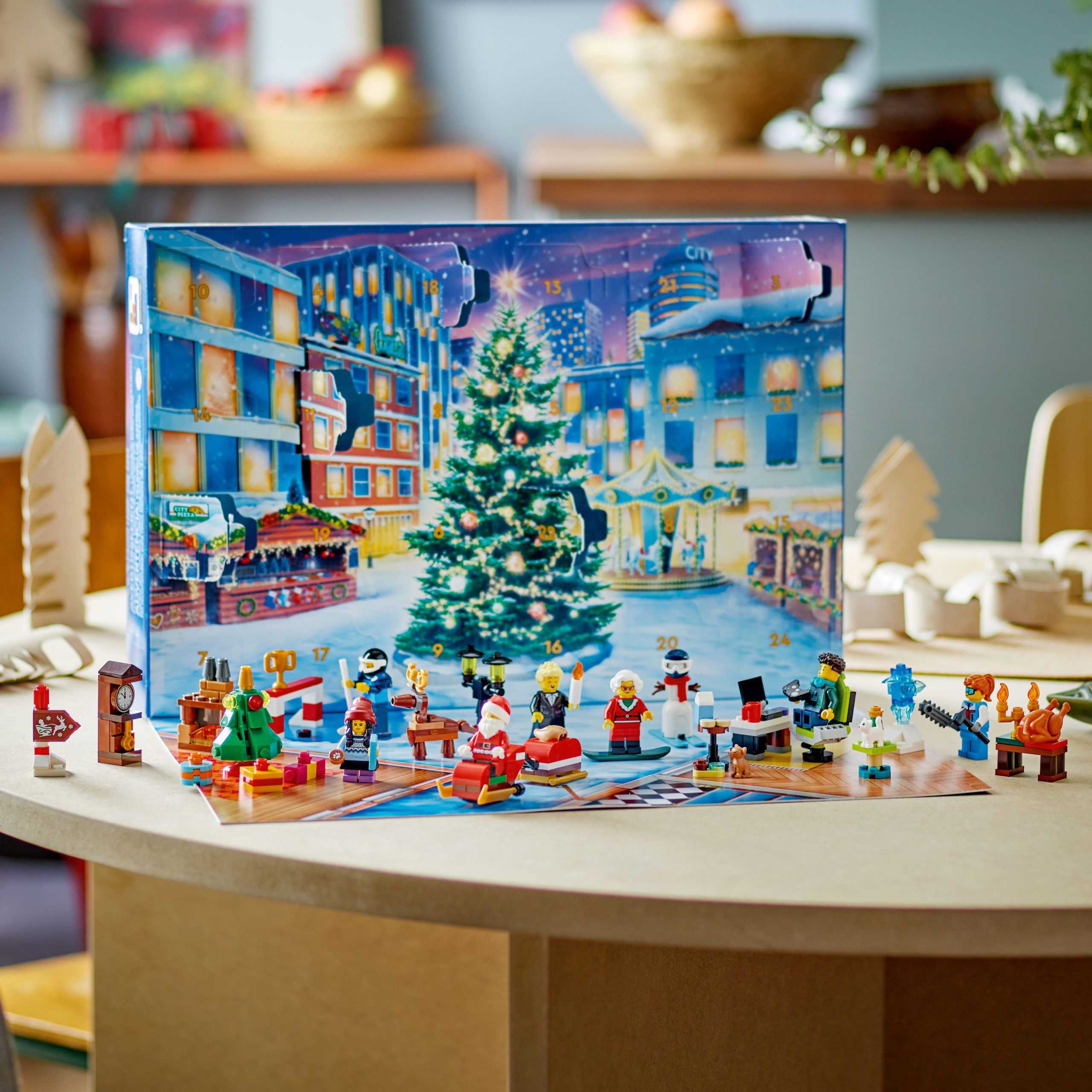 Für alle, die nach dem ultimativen Holiday-Feeling suchen, lässt sich aus dem LEGO City Kalender Türchen für Türchen ein Winter Wonderland bauen.