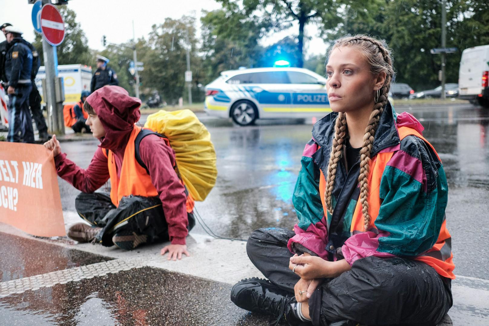 <strong>28. August 2023:</strong> Windl und ihre Mitstreiter&nbsp;blockierten eine Straße in München. Da war sie von der Polizei in Gewahrsam genommen und später eingesperrt worden.
