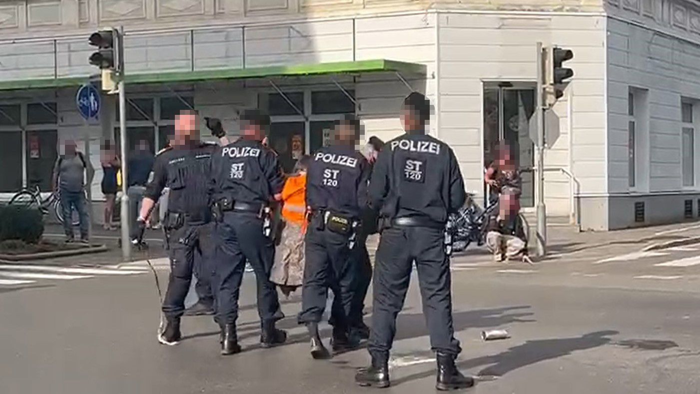 Klima-Mastermind weggetragen, dann bricht Jubel aus