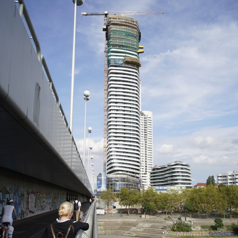 Der Bau ist nun 180 Meter hoch.