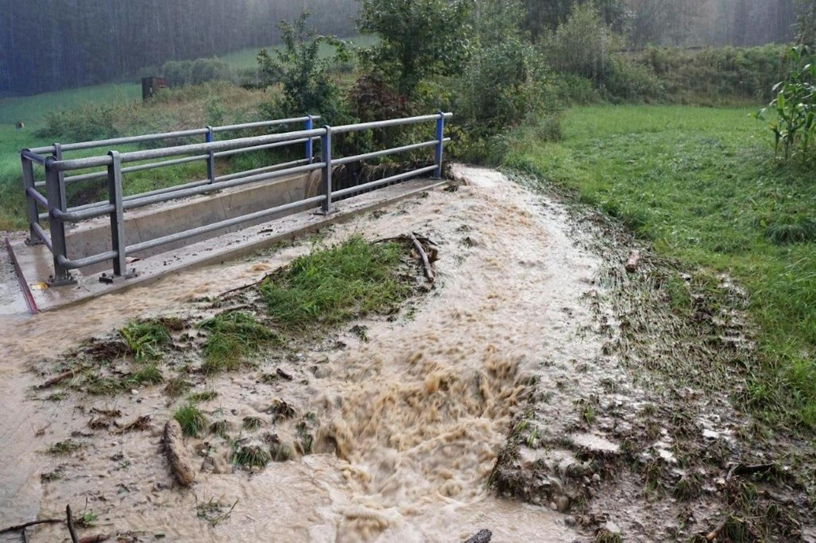 Bäche traten über die Ufer.