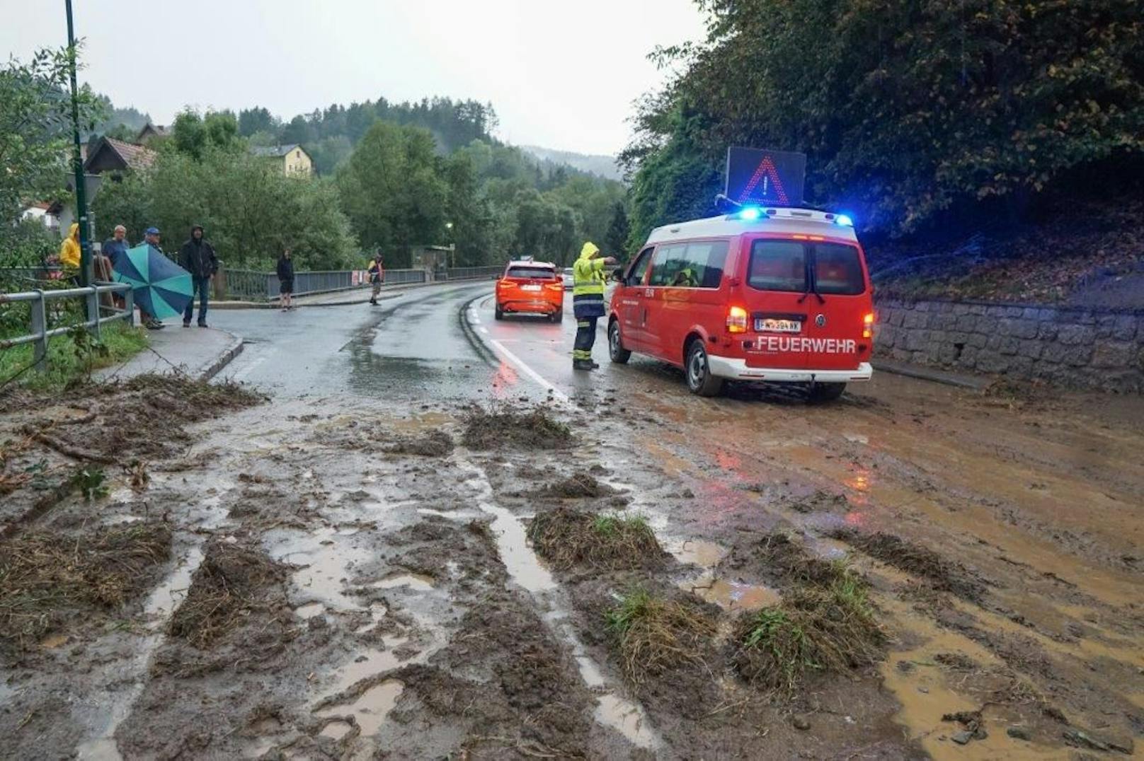 Auch Vermurungen auf der Straße mussten beseitigt werden.