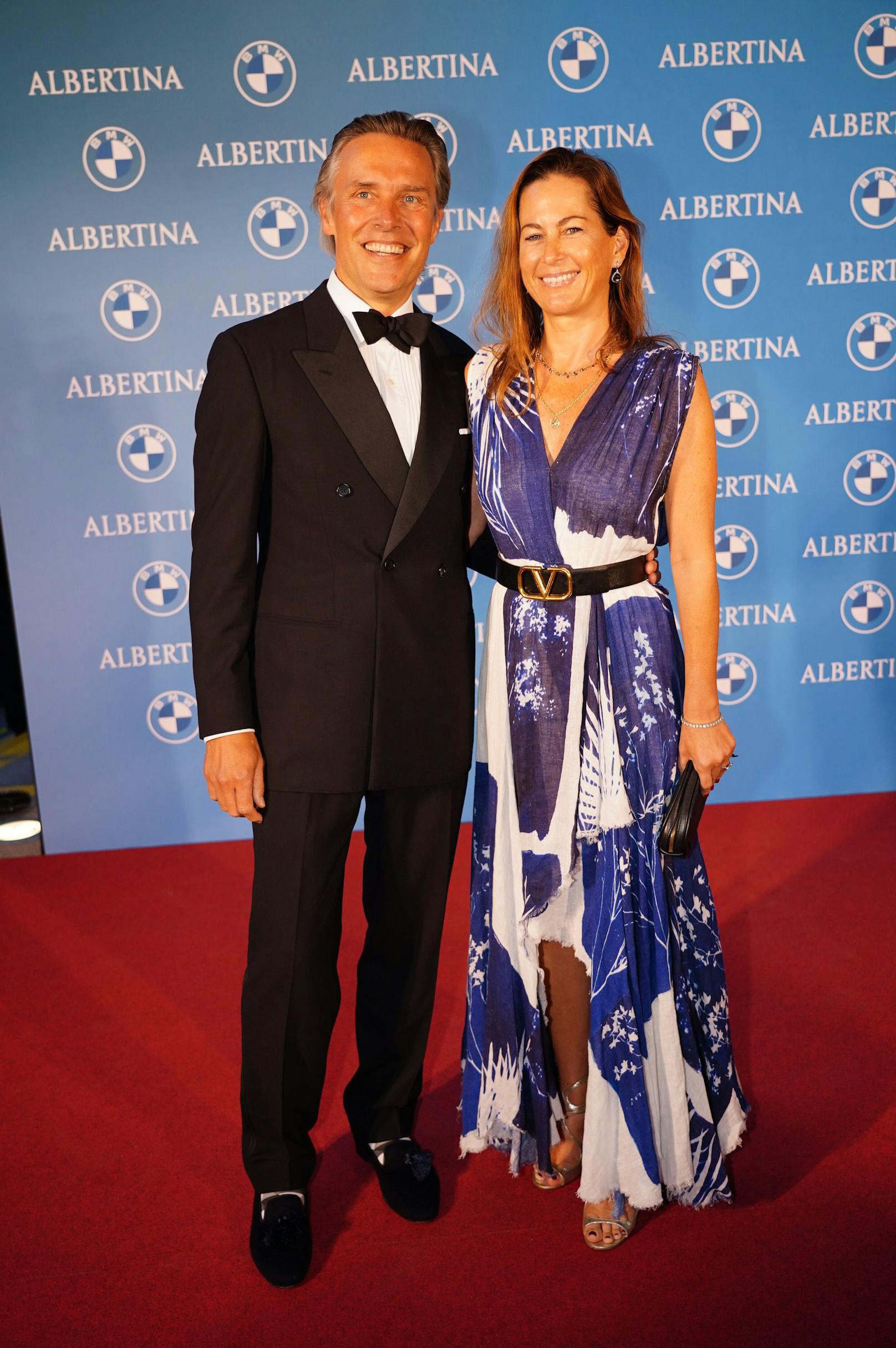 Birgit Lauda strahlt mit Freund bei Albertina-Gala