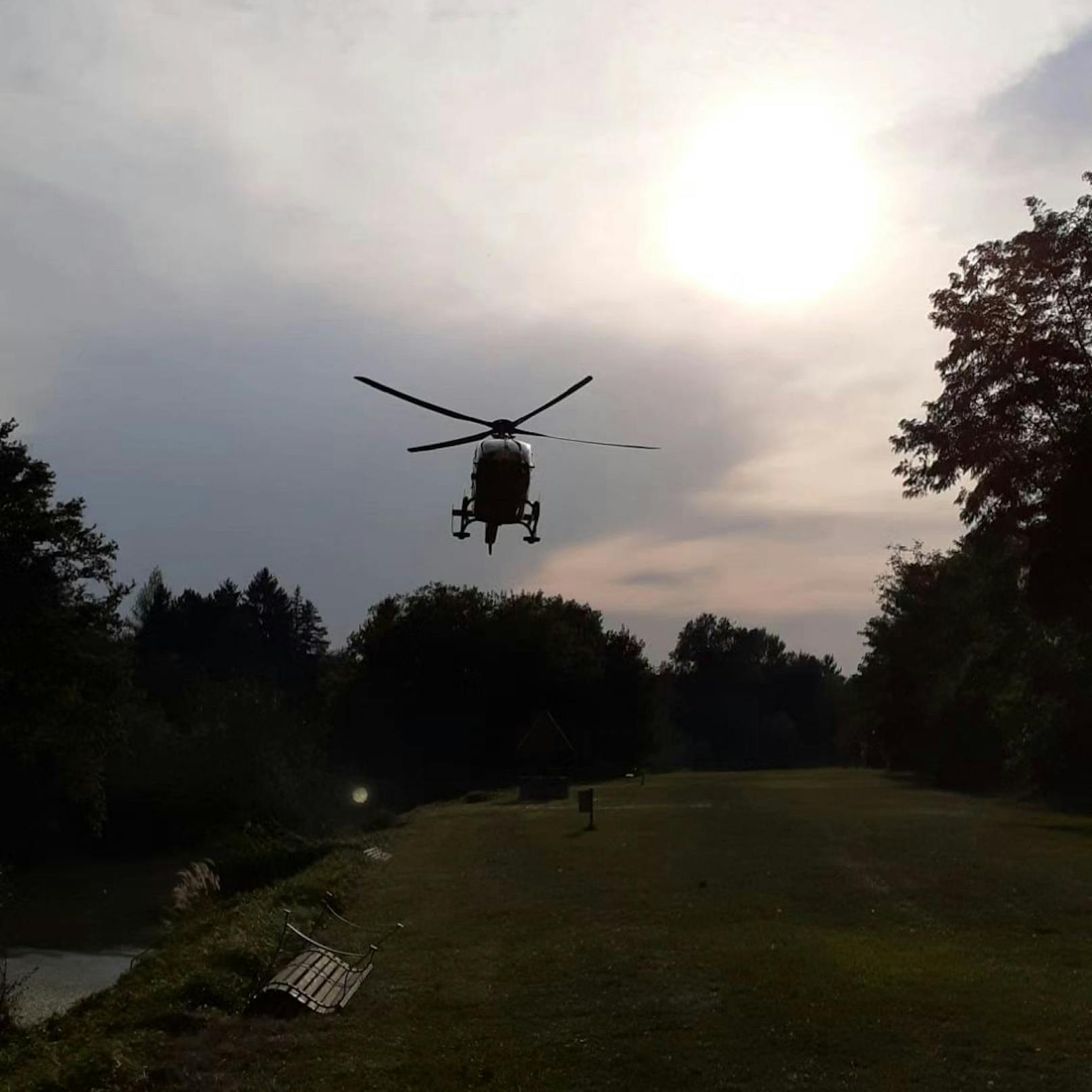 Nach der Erstversorgung durch die Rettung, wurde der Mann mit der Schleifkorbtrage der Feuerwehr transportfähig gemacht, mit Zillen ans andere Ufer gebracht und ...