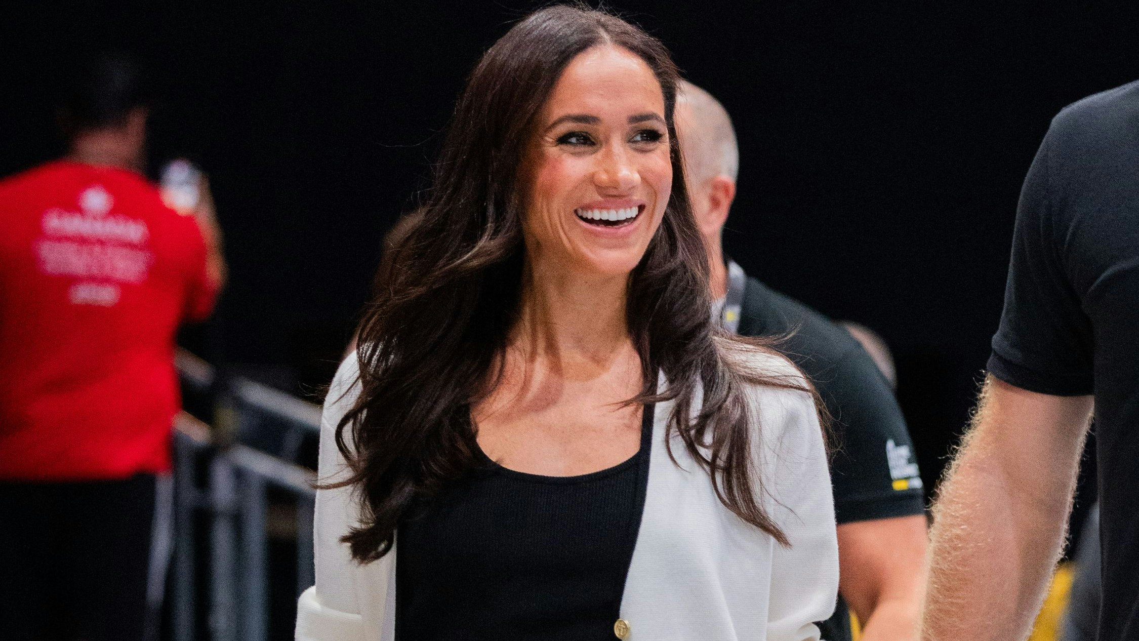 Download von www.picturedesk.com am 14.09.2023 (09:21).  13 September 2023, North Rhine-Westphalia, Duesseldorf: Prince Harry, Duke of Sussex, and his wife Meghan, Duchess of Sussex, watch wheelchair basketball between fans from Ukraine and Australia at the 6th Invictus Games in the Merkur Spiel Arena. The Paralympic competition for war-disabled athletes is visiting Germany for the first time. Photo: Rolf Vennenbernd/dpa - 20230913_PD3187 - Rechteinfo: Rights Managed (RM)