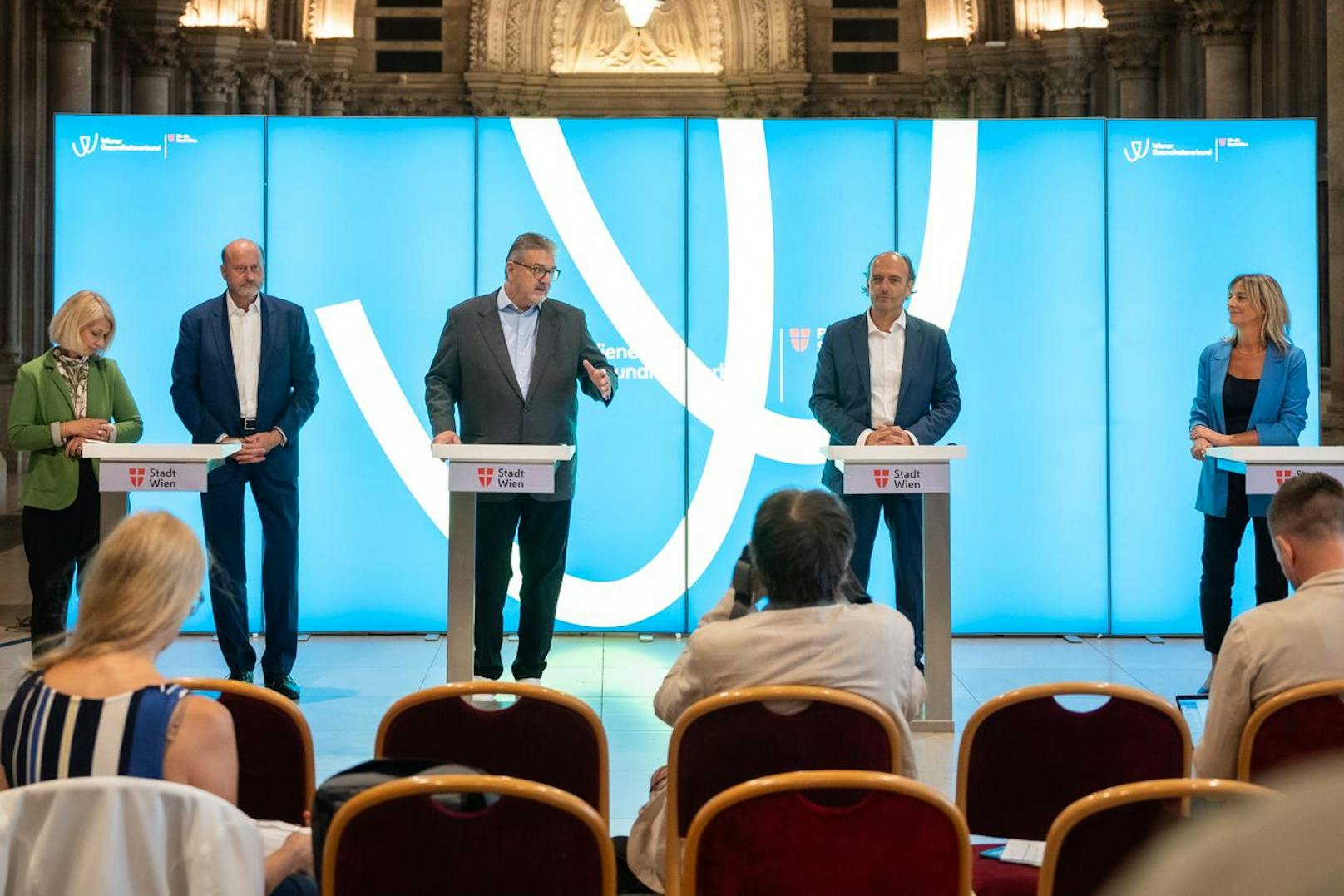 Im Rahmen einer Pressekonferenz gaben Gesundheitsstadtrat Peter Hacker (3.v.l.) und Neos-Gesundheitssprecher Stefan Gara (2.v.r.) den Start des Wettbewerbs bekannt.