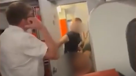 Während eines Fluges nach Ibiza sorgte ein ungewöhnlicher Vorfall für Aufregung, als ein Paar versuchte, dem Mile High Club beizutreten und dabei erwischt wurde.