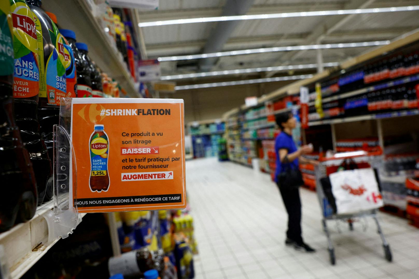 Die französische Supermarktkette <strong>Carrefour</strong> deckt nun mit diesen Warnschildern solch versteckte Preiserhöhungen im Regal auf.