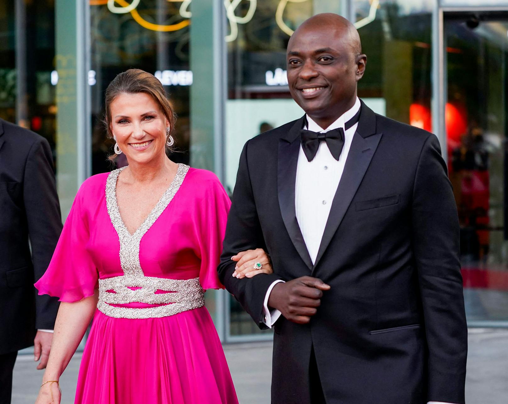 Die norwegische Prinzessin Märtha Louise und ihr Verlobter, der US-Amerikaner und "Schamane Durek" Verrett, haben einen Termin für ihre Hochzeit gefunden. Diese solle am 31. August 2024 im norwegischen Geiranger stattfinden.