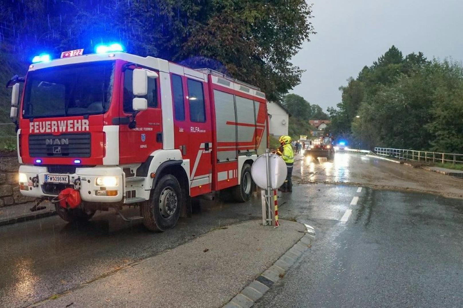 Auch schweres Gerät der Straßenmeistereien stand im Einsatz.