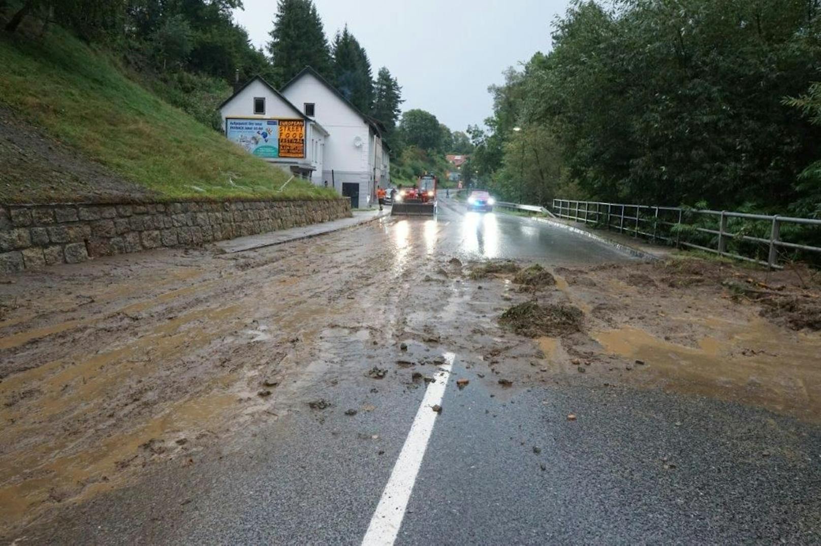 Auch Vermurungen auf der Straße mussten beseitigt werden.