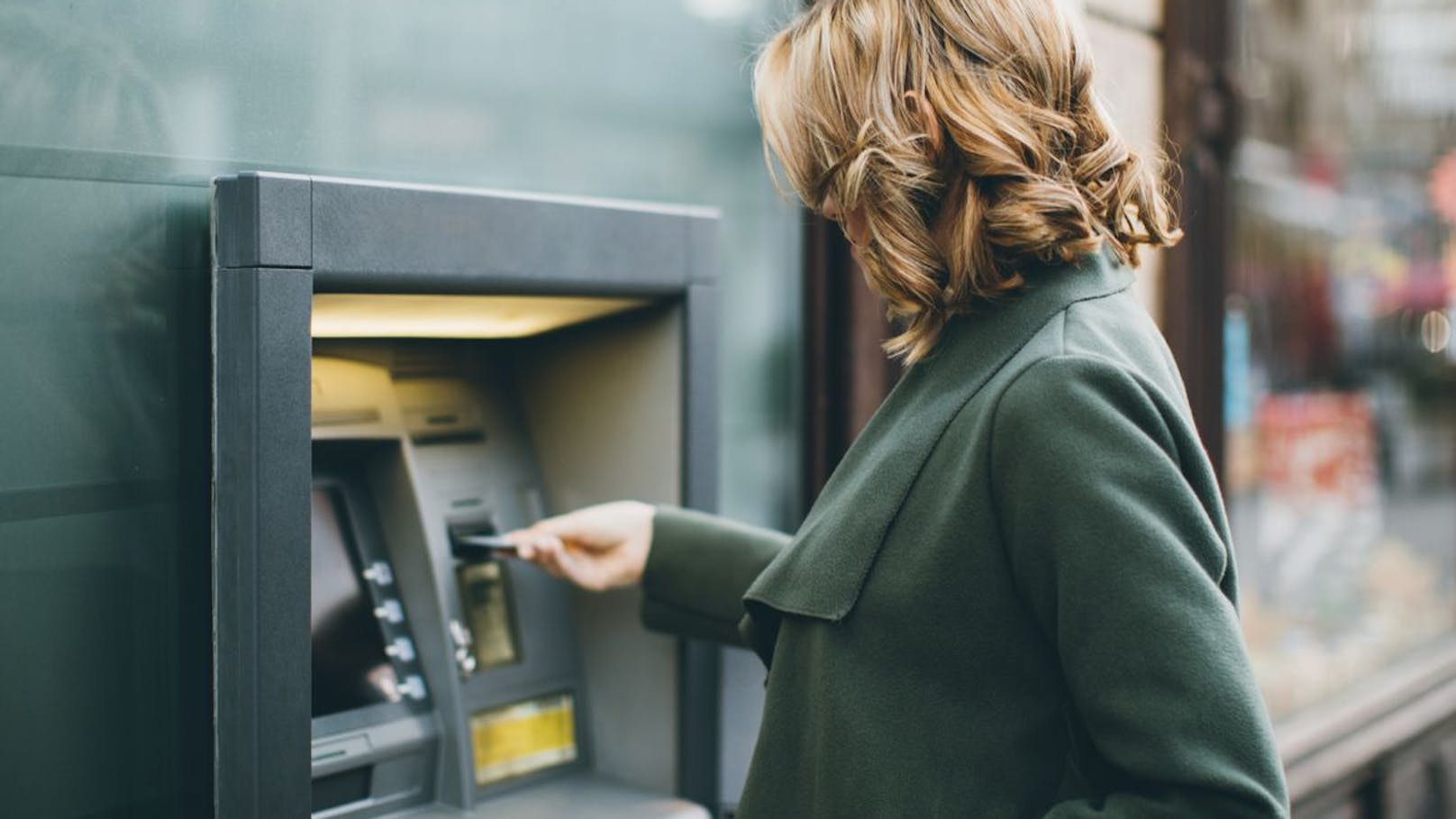 Teuerung: Banken verrechnen am Schalter mehr Gebühren