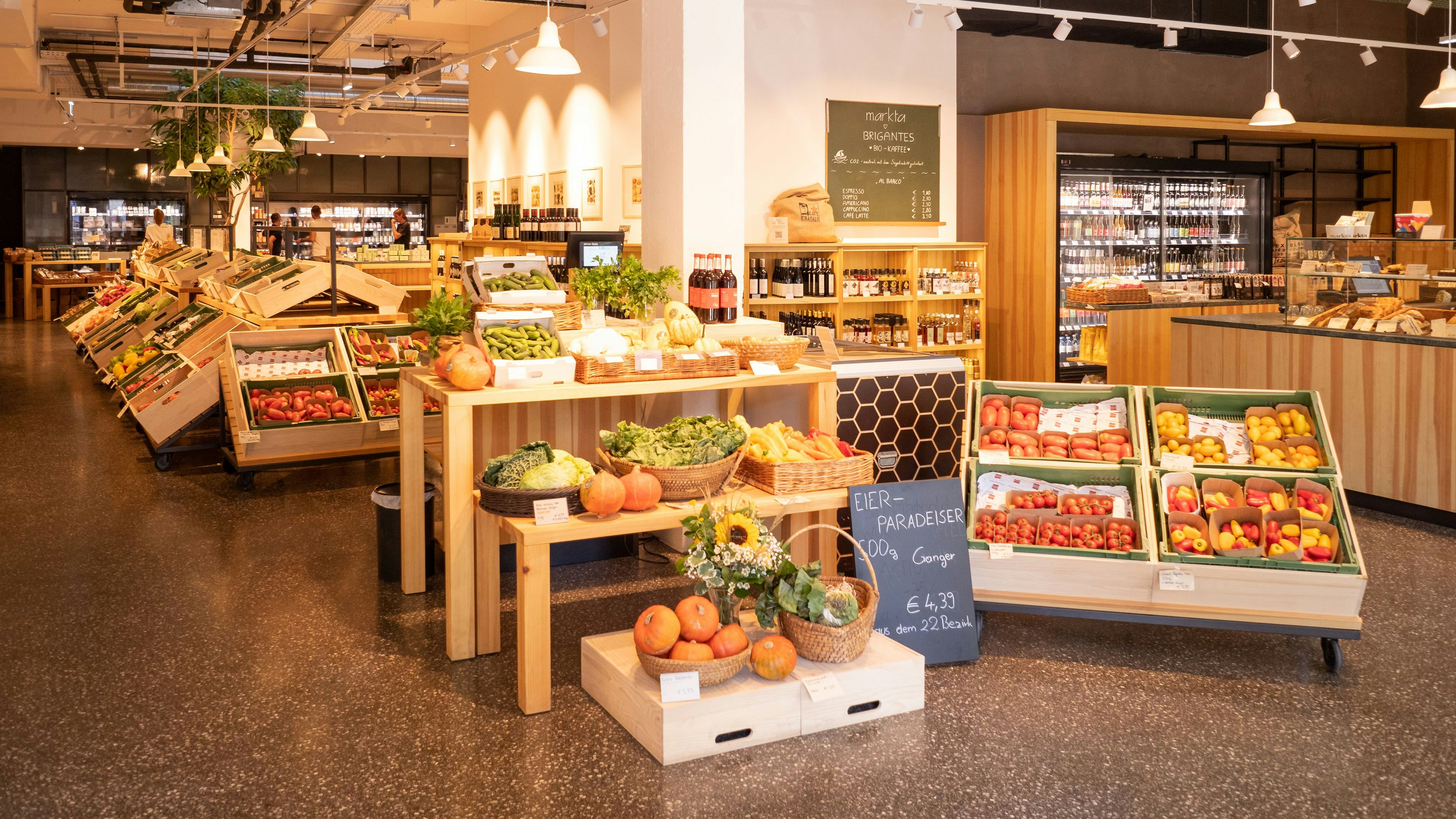 BILD zu OTS - Die Obst- und Gemseabteilung wandelt sich je nachdem, was gerade Saison hat.