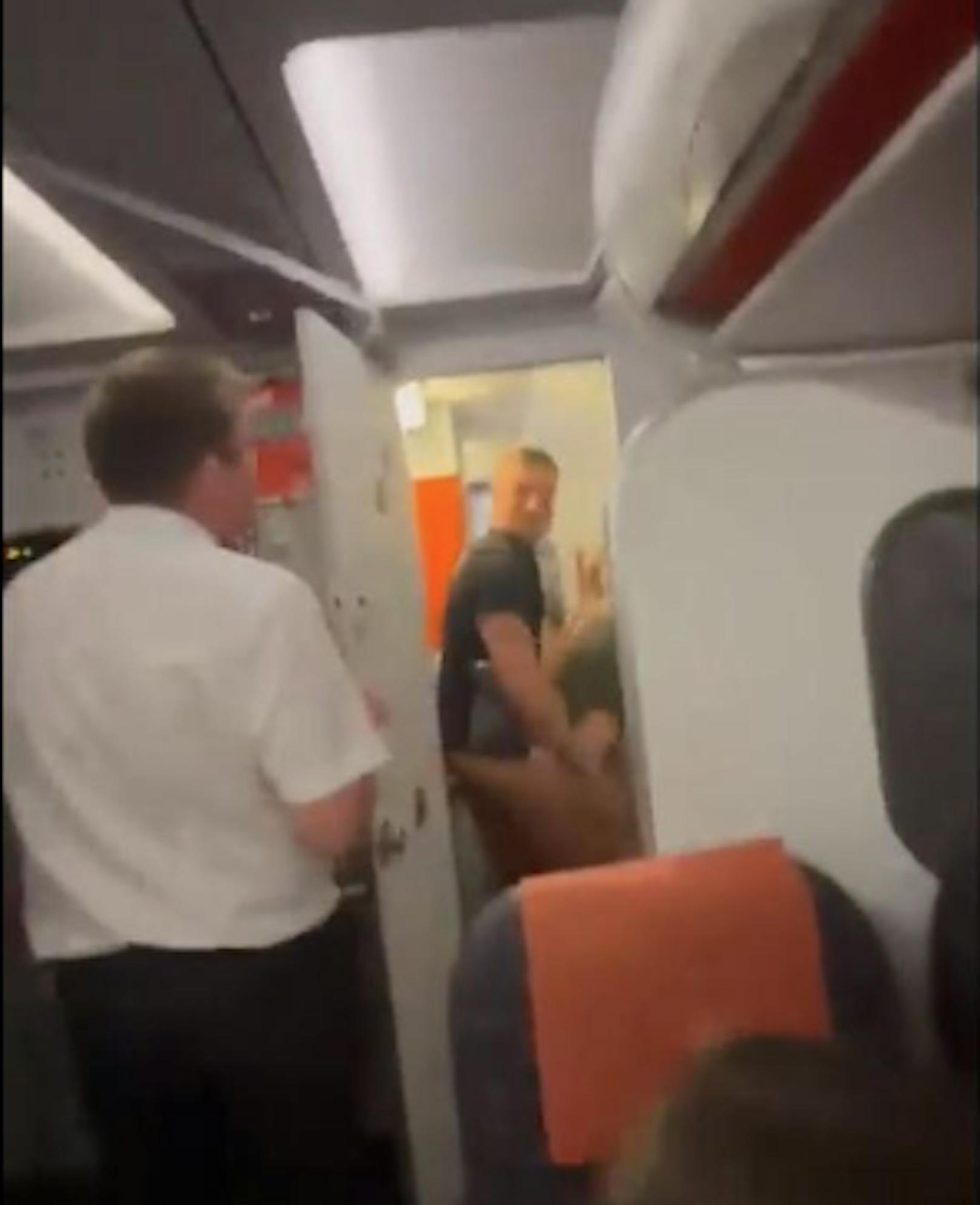 Paar wird bei Flugzeug-Sex erwischt und erntet Applaus