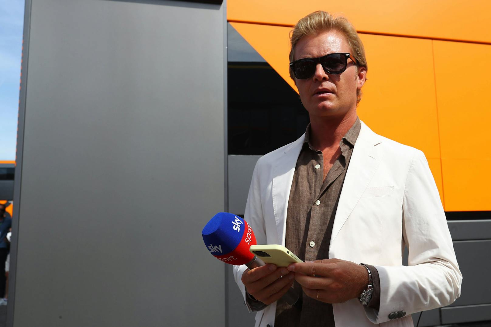 Nico Rosberg ist inzwischen als Experte für Sky im Paddock unterwegs.