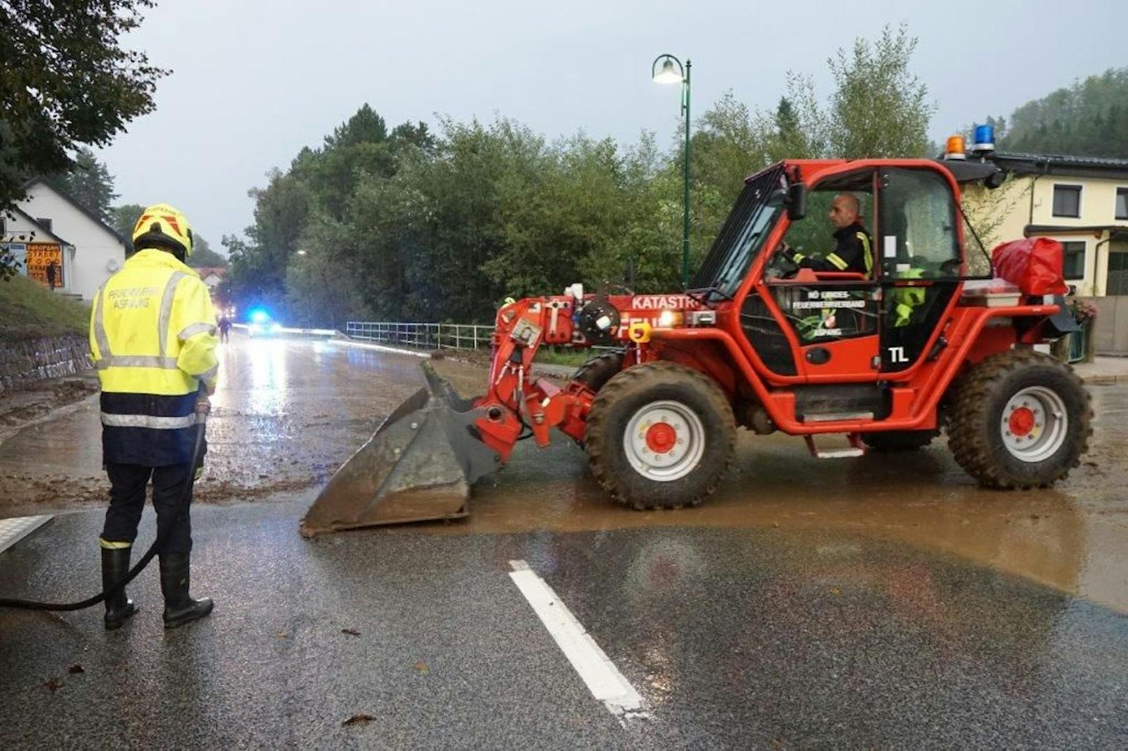 Die Helfer waren bis in die Nachtstunden im Einsatz.