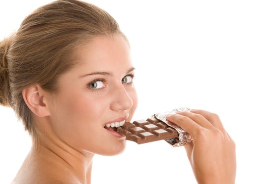 Dass Schokolade positiv auf den Körper wirken kann, haben schon Studien in der Vergangenheit nahegelegt. Vor allem dunkle Schokolade, weil sie einen hohen Kakaoanteil enthält.